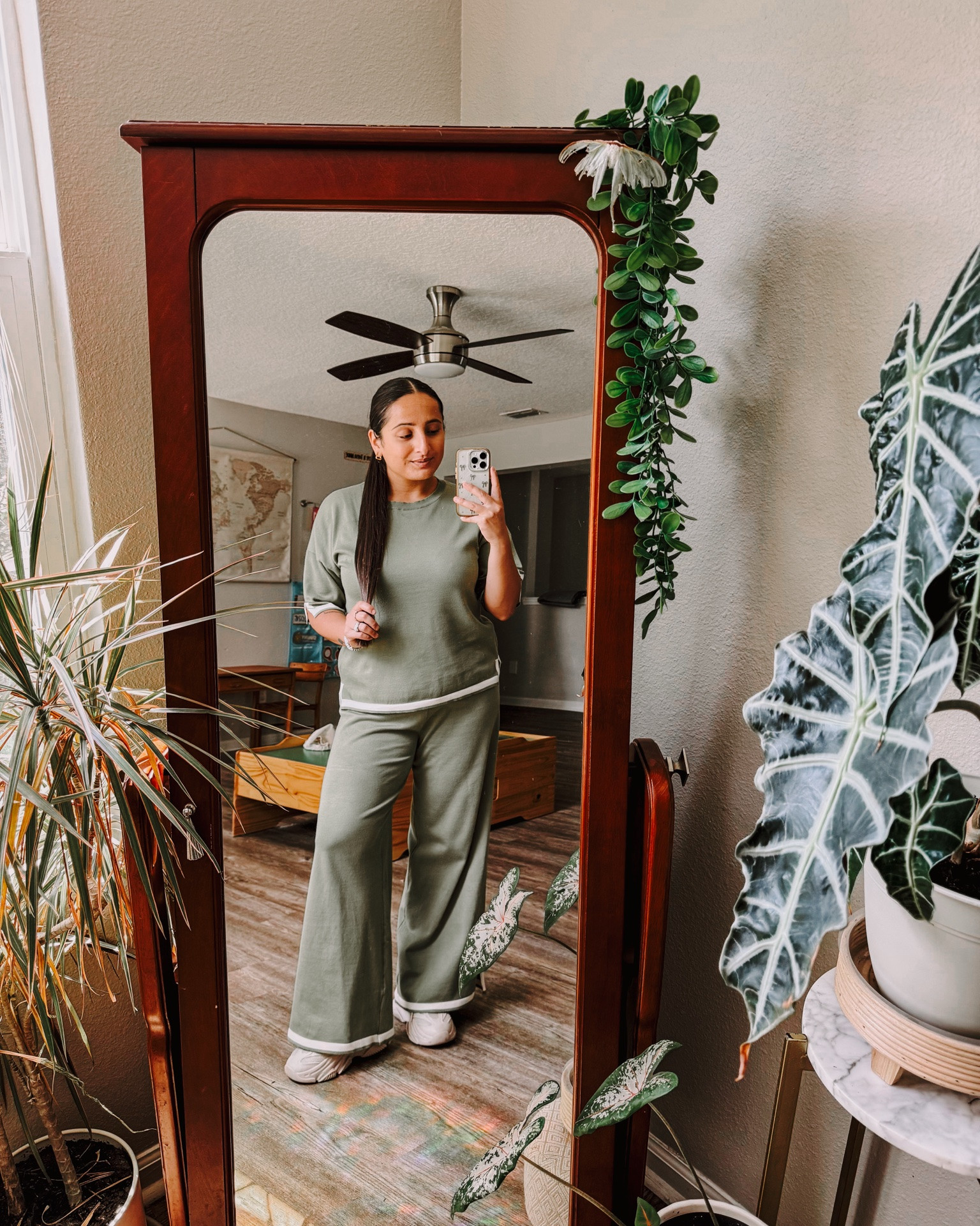 A comfy lounge set that’s perfect for staying home all day or going out. I love it in this spring green color 💚

Height: 5’2”
Weight: 152
Size: Medium