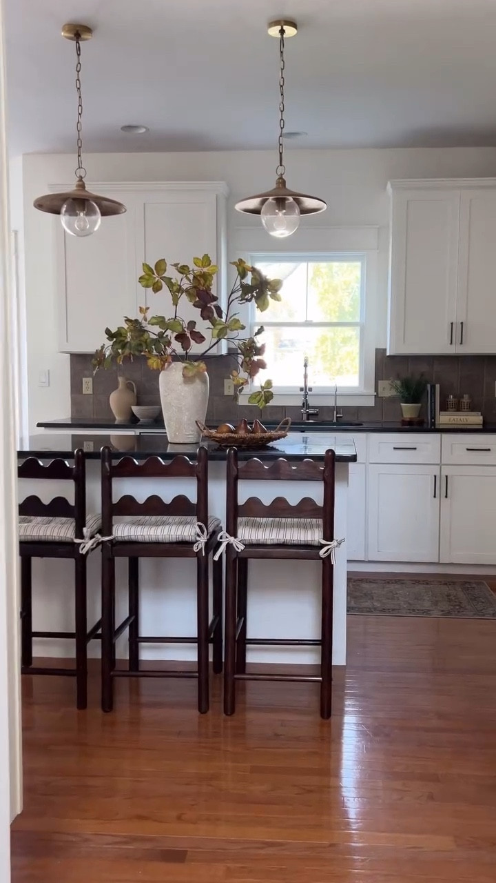 I cannot get over these stools you guys! 😍They are the most charming counter stools I’ve ever seen and they are a MAJOR look for less! There is a designer version that’s $5,000 and these are only $200! 👏🏼 if you are in the market for new stools I highly recommend! 

Thank you @the.vintage.realm  for making my kitchen dreams come true! 

🔗Comment SHOP for a link or click the link in my bio! 

✨Follow @jennachristianblog for more affordable home finds, home inspo, and styling tips! 

#counterstools #lookforless #kitchendecor #mycollecteddecor #vintagedecor #vintagemodern #homedecor