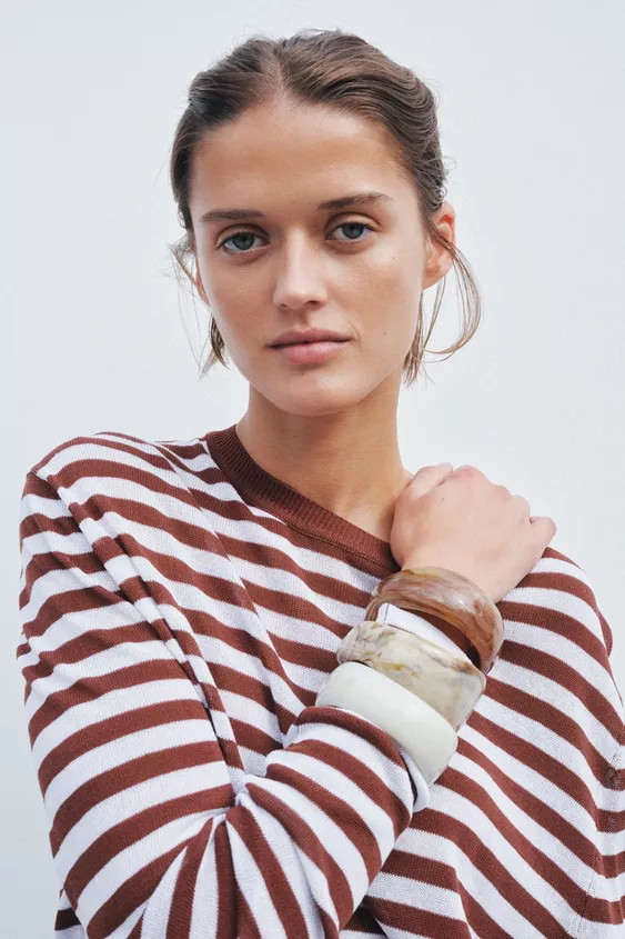 Pack of three colorful rigid bracelets in different shapes and sizes. | Zara US