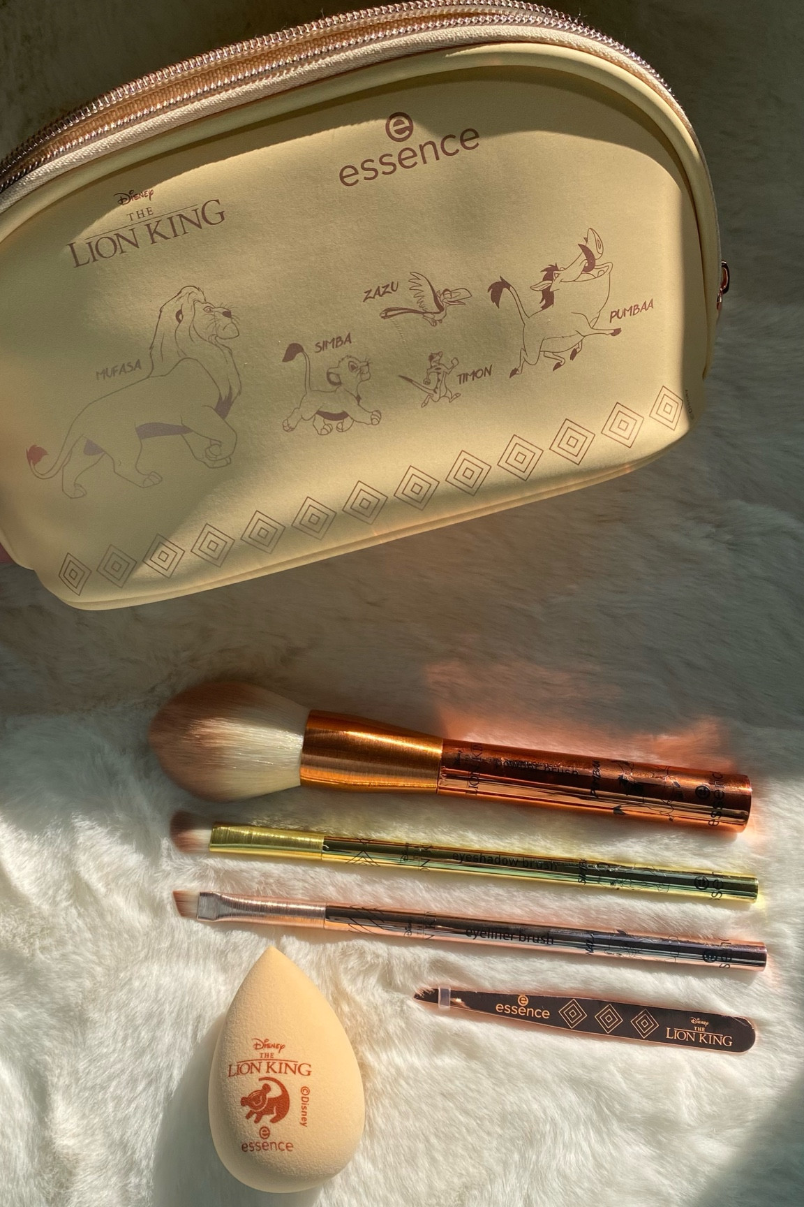 Eu sou apaixonada pela Disney, pelo Rei Leão…
Esse kit de pincéis é lindo demais, cerdas super macias, a esponjinha também (tô com dó de usar…)
Essa linha da Essence tá perfeita, quero as paletas e os blushes tbm! Quais serão as suas escolhas pra essa coleção?
Veja o link para adquirir todos os produtos dessa coleção maravilhosa!