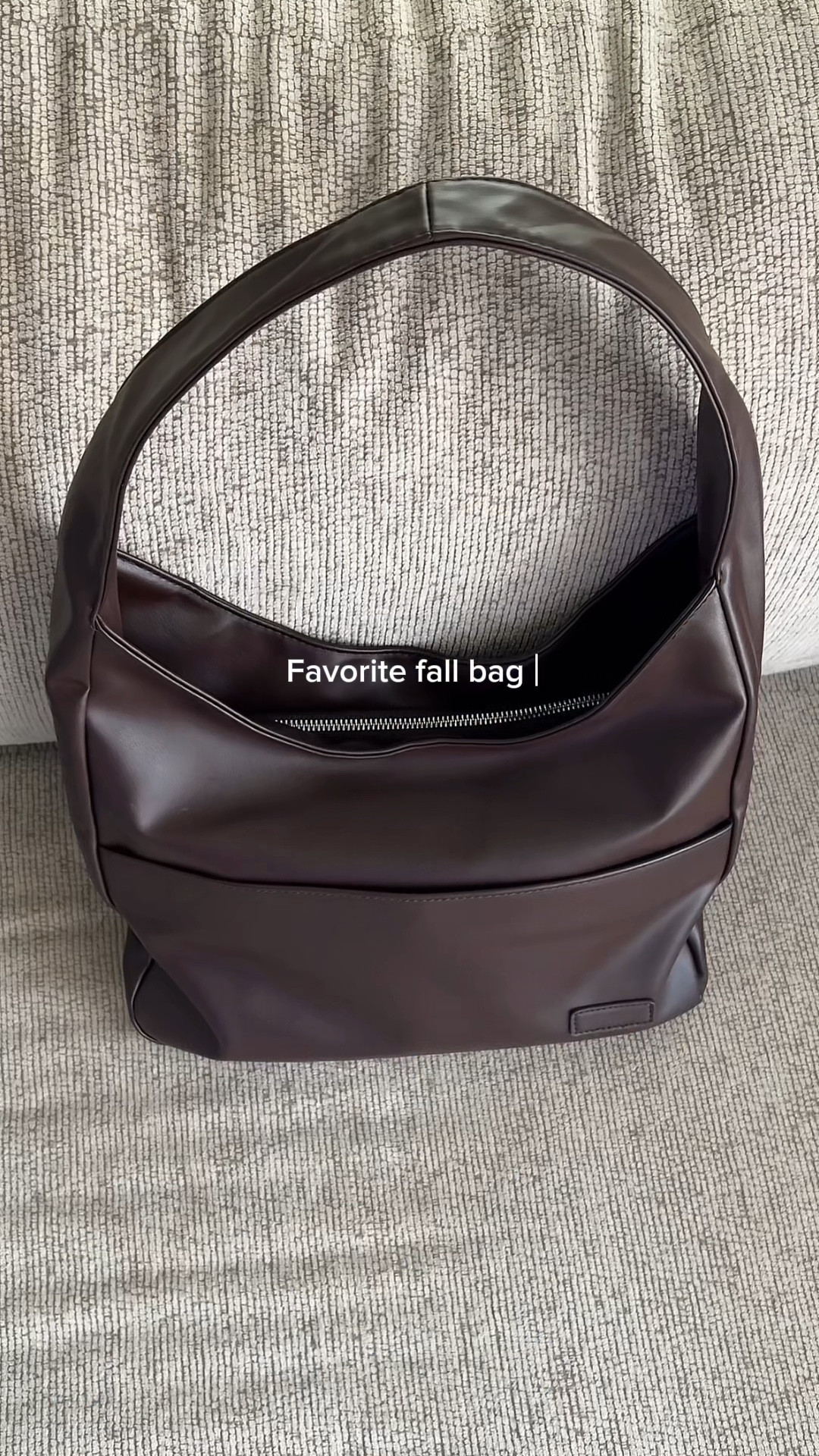 Favorite fall bag 😍

She’s spacious, aesthetic and fits all of my essentials 🤎

Fall tote bag, fall bag, ooomay bag