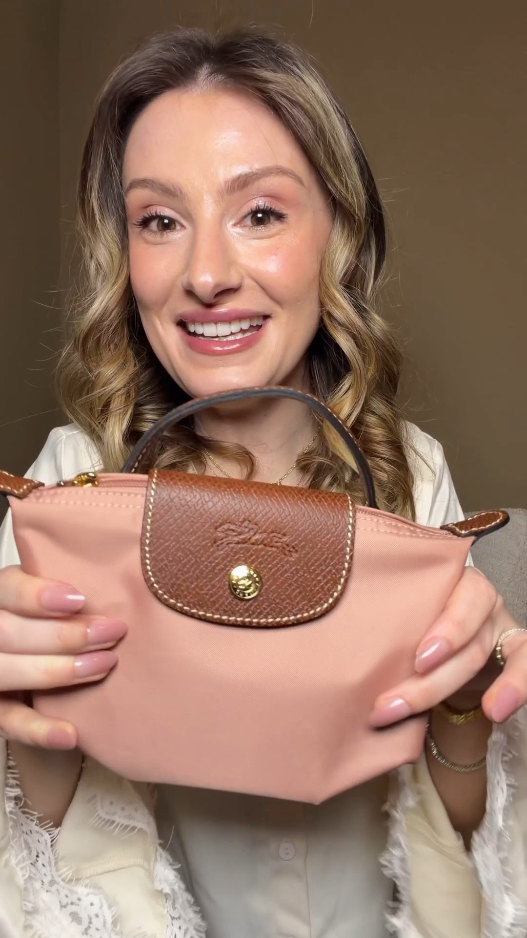 Just got added a new mini Longchamp to the collection, trying to branch out with my colors and this pink tea color is the perfect shade of pink for us neutral lovers!

I love how muted the colors of Longchamp totes are making them more versatile and wearable 💖