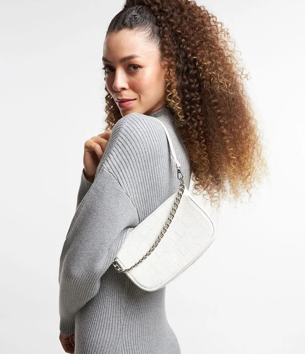 Bolsa Baguete com Alça de Corrente e Textura Croco Off White | Renner (BR)