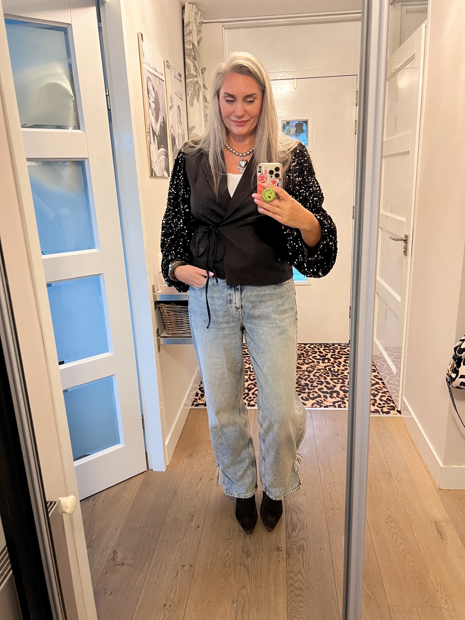 OOTD - Zondag. Een bruine korte blazer met een overslag en pailletten mouwen (xl, https://terstal-nl.mtpc.se/5832932) daaronder een basic wit shirtje, een zilverkleurige ketting met groot hart, een baggy barrel jeans (32, https://wehkamp-nl.mtpc.se/5832937) en bruine suède laarzen met een puntneus en een kitten hakje (vallen goed op maat). 



#LTKpartywear #LTKeurope #LTKwinter