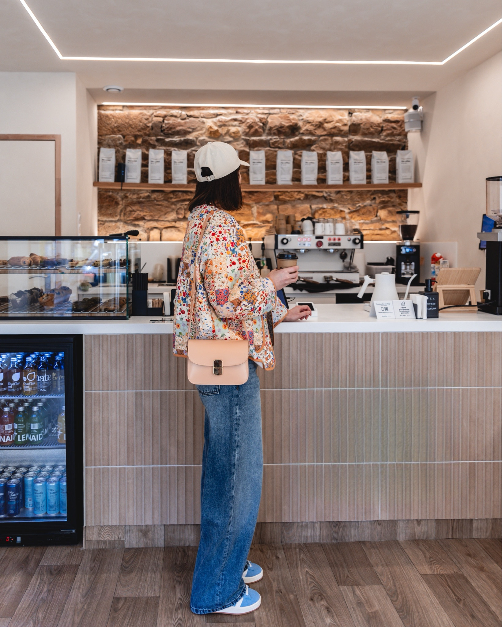 Chez The Coffee - veste matelassée et jean wide leg. 

#LTKeurope #LTKstyletip #LTKSeasonal