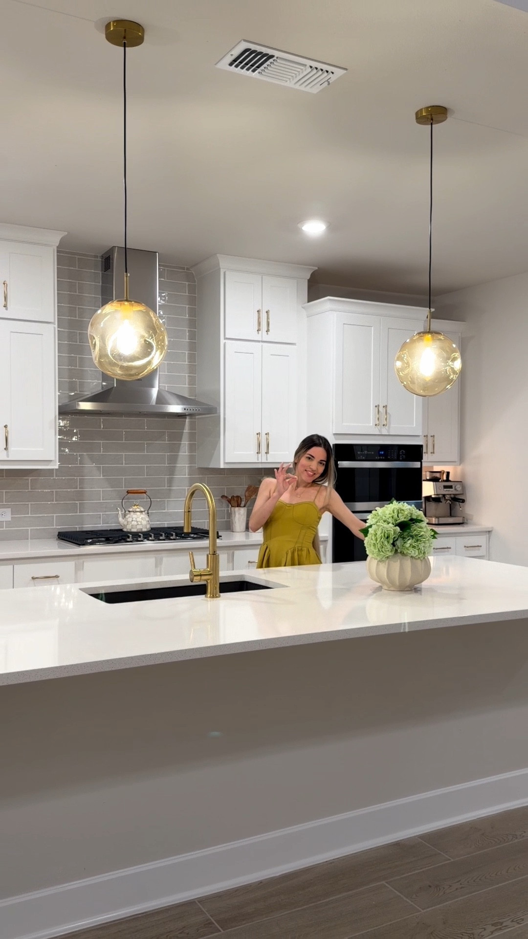 Pequeños cambios, pero hacen toda la diferencia ✨
Sentía mi cocina muy fría… y ustedes saben que lo mío siempre va más hacia lo cálido, lo acogedor y esos toquecitos que elevan todo sin perder lo sencillo 🤍

El dorado, los tonos ámbar y los detalles bien pensados le dieron ese vibe más lindo, más elegante… y sobre todo, más yo 🏡 

#home #décor #homedecor #motivacion #decoration 

#LTKHome