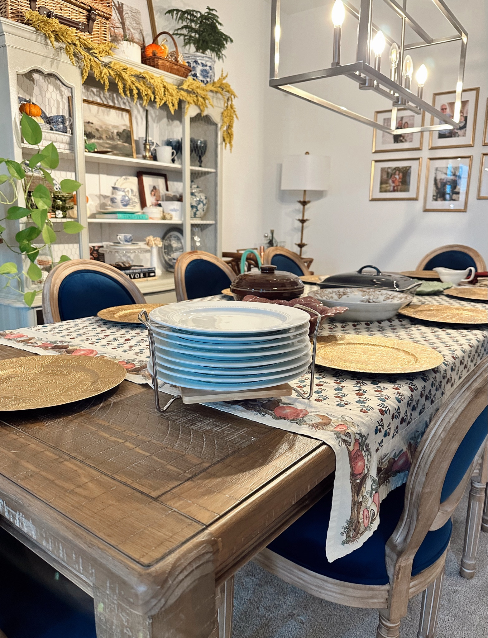 These plate racks make it easy for you to set the table without having to walk back and forth to the kitchen!

#homefinds #partyfinds #setthetable #tablesetting

#LTKHome