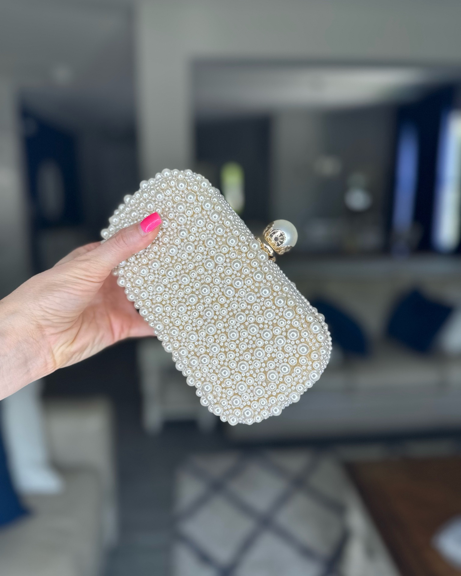 Pearl covered clutch 
🤍 a brilliant accessory for all your cute summer time events