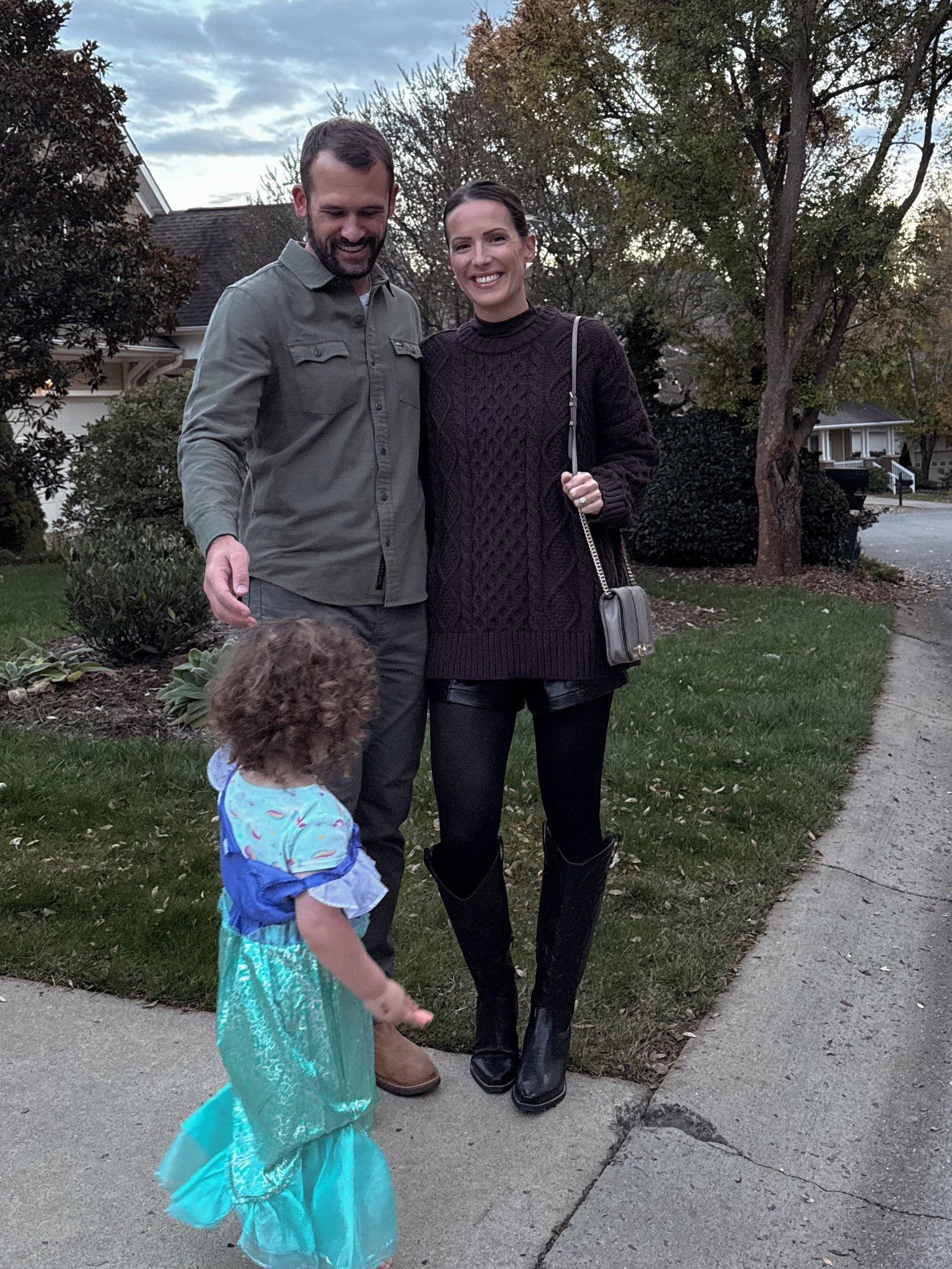 Date night outfit🖤 cable knit sweater - leather shorts - black tights - black boots 