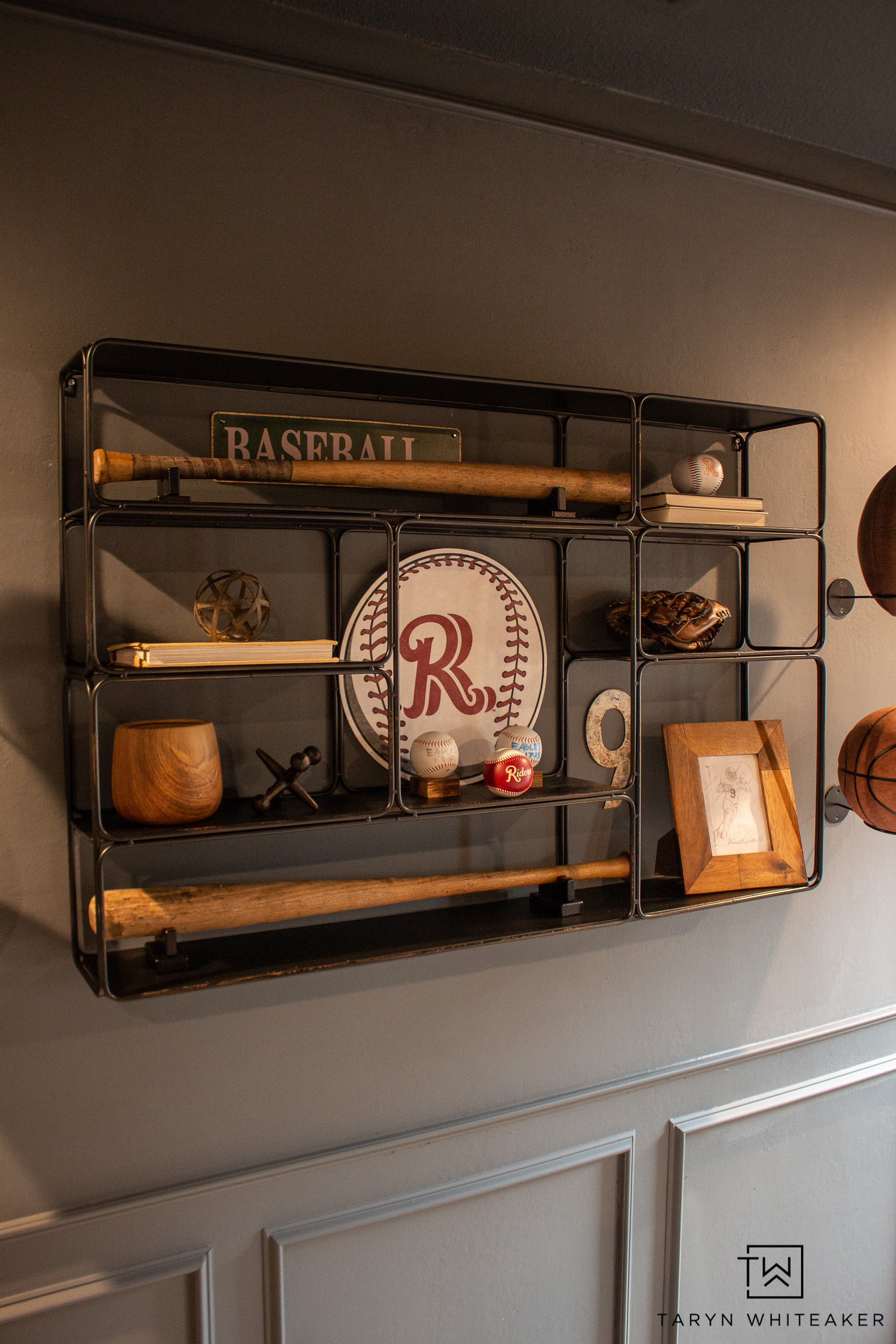 The details in this space are so good. From the bedding to the lighting, it all ties together.

#LTKHome #LTKSeasonal