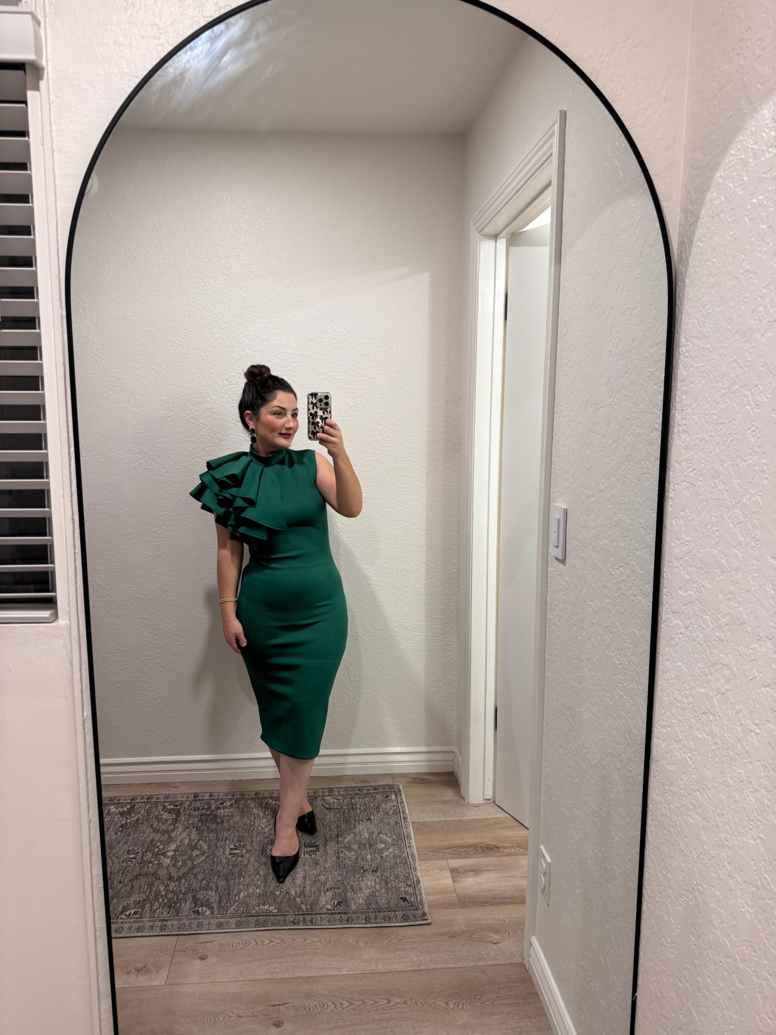 Cocktail dress with a gorgeous ruffle neckline! Size small (5'0" 140lbs)


#LTKPetite #LTKWedding #LTKFindsUnder50