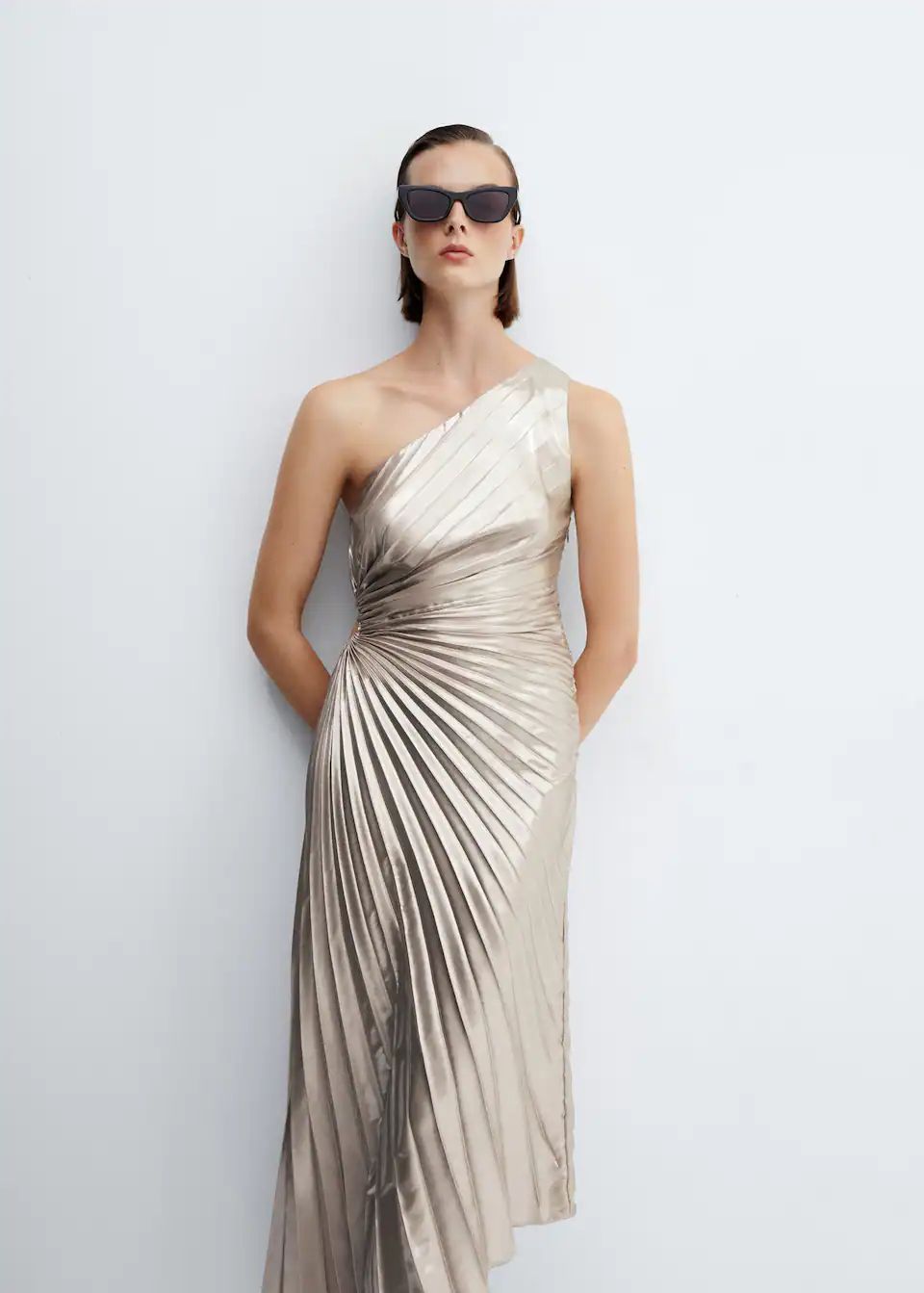 robe asymétrique plissée -  Femme | Mango France | MANGO (FR)