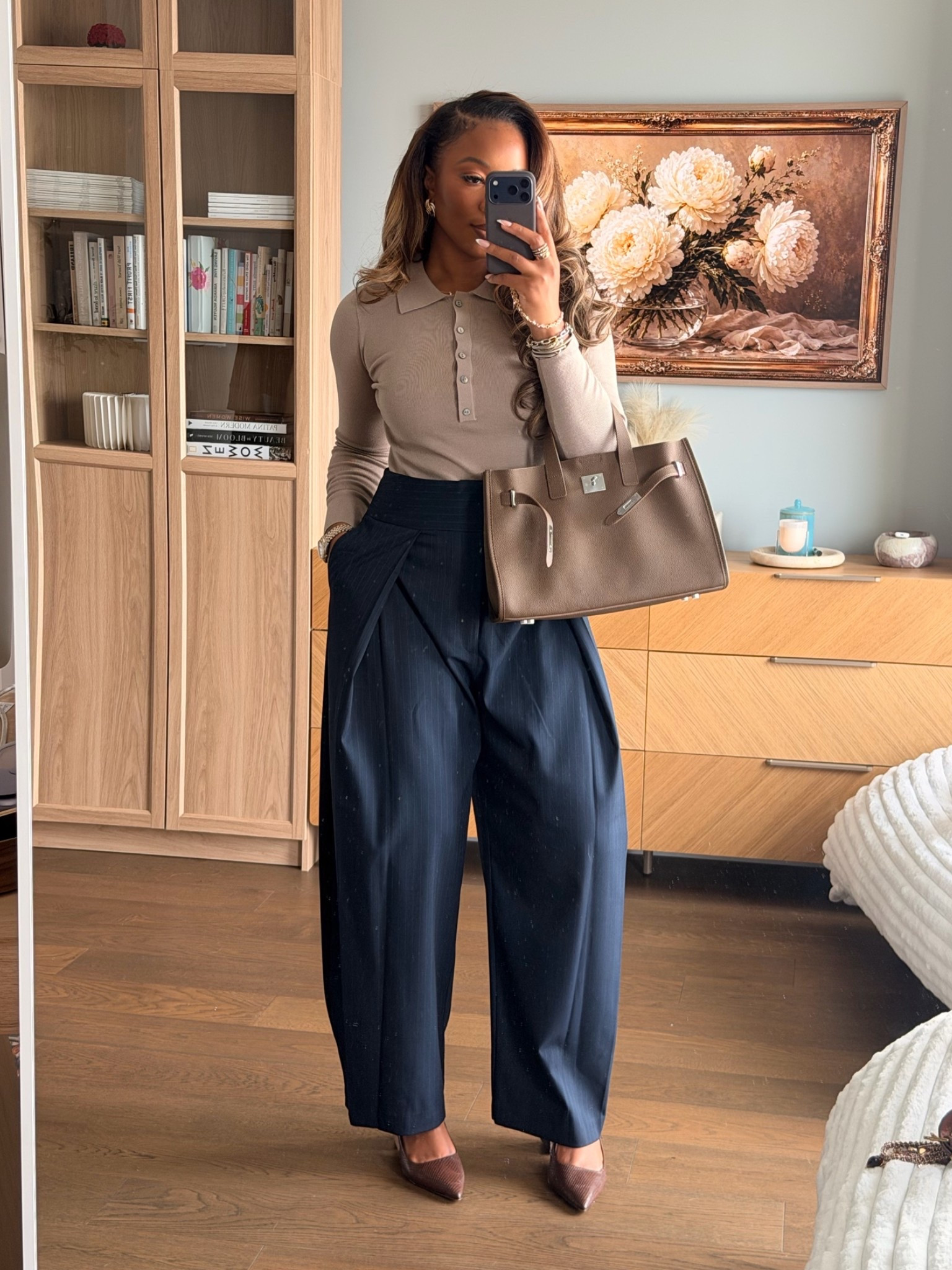 5’9 200 lbs Medium top XL pants but they were pick and I had to clip them so get a large if you’re my size. The bag is genuine leather!!!! So good