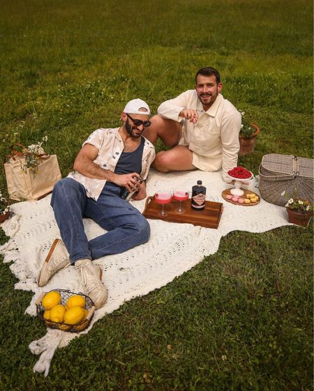 A picnic in the meadow with gin cocktails, of course 🍹🍹