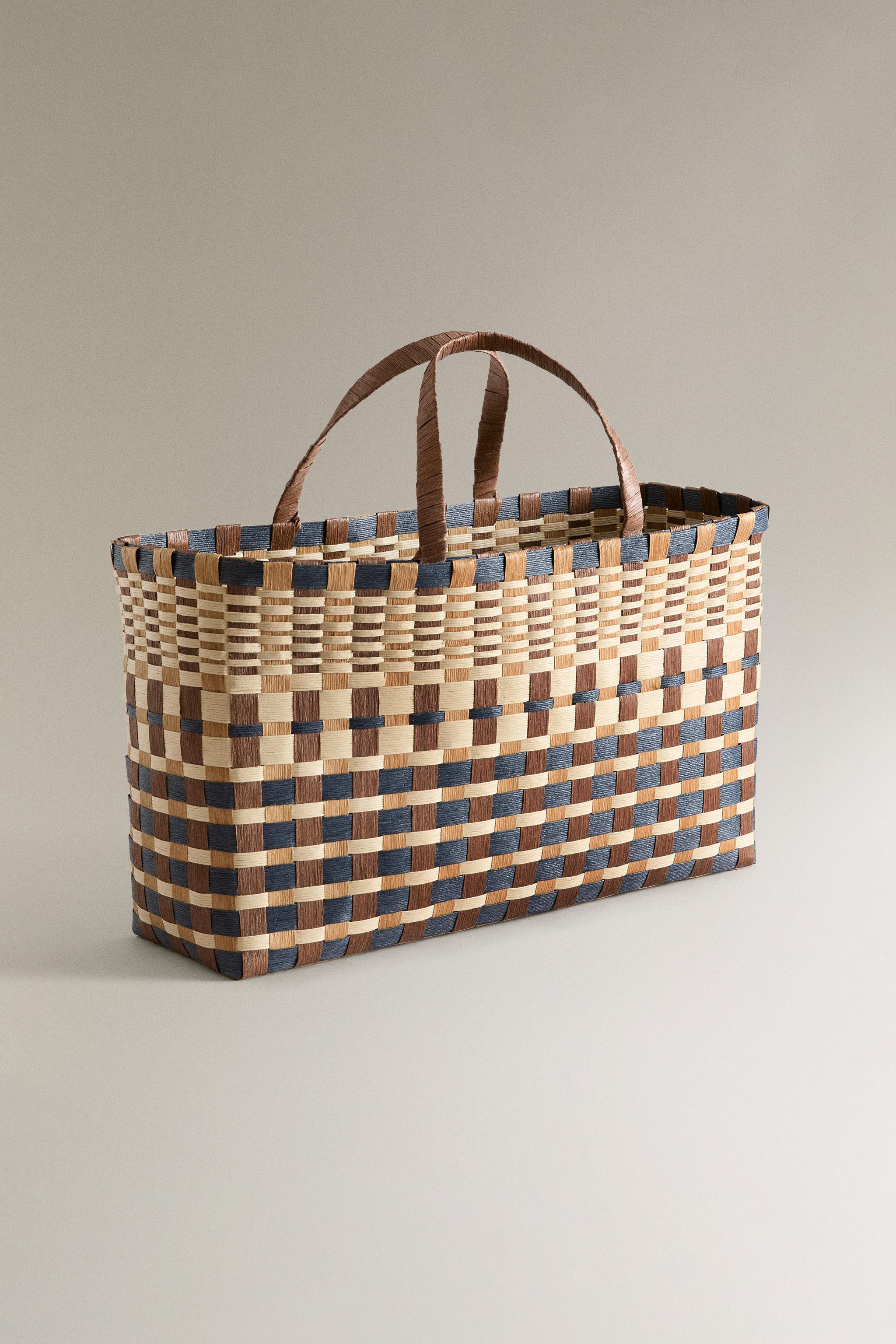 Large paper shopper bag. Contrast colors with interwoven straps. Shoulder straps. | Zara US
