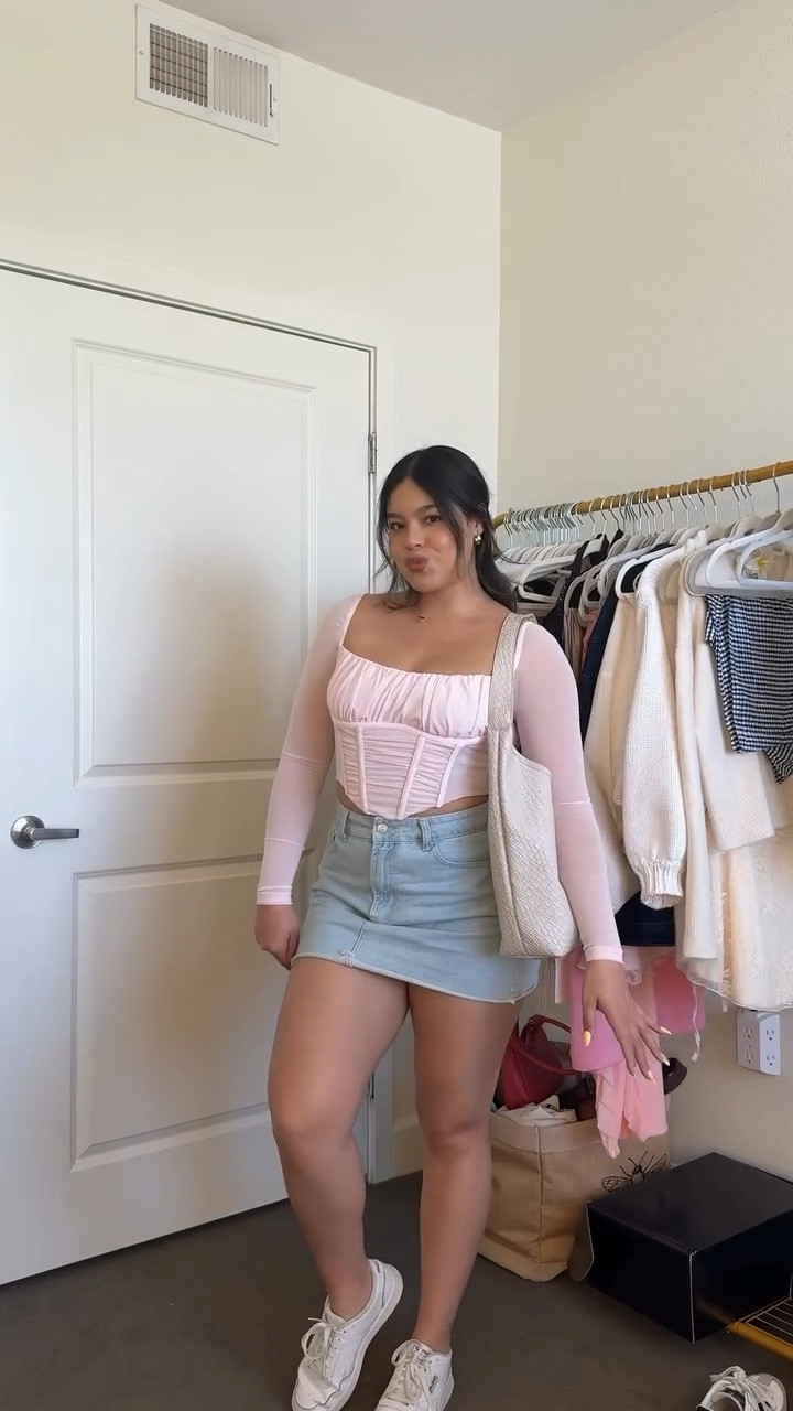 Day 8
Wearing a skirt with a pink corset and shoes 👟 

Comment outfit details 🔗
#springfashion #denimskirt #fashıonstyle #springseries