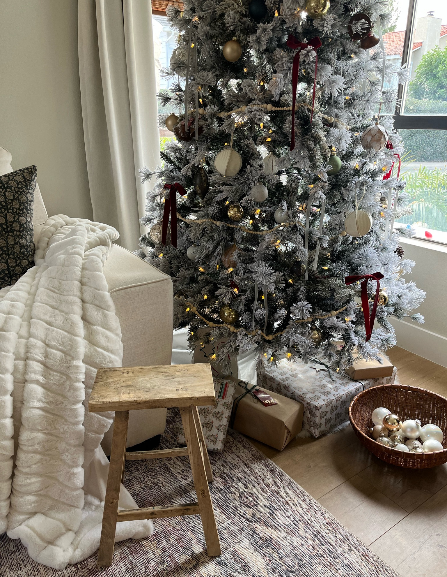 Christmas living room ✨



#LTKhome #LTKSeasonal #LTKHoliday