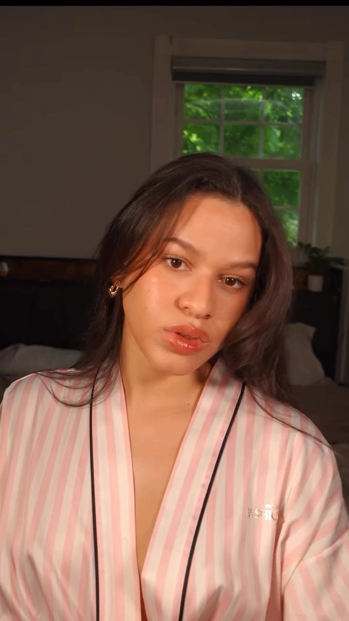 quick makeup tutorial 💐

.
.
.

@milkmakeup gel brow tint 
@charlottetilbury unreal skin foundation 
@saiebeauty dep bronze & liquid blush 
@hudabeauty easy bake 
@maybelline tube mascara 
@tower28beauty shineOne lip jelly gloss 
@benefitcosmetics Benetint black cherry 
#quickgrwm #grwm #quickmakeup #makeuptutorials #trending