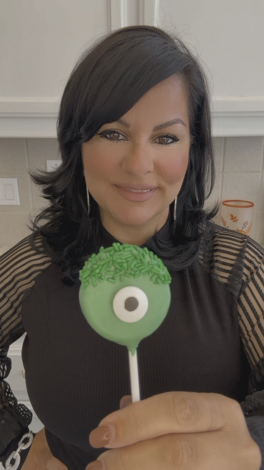 Halloween monster Oreo pop #halloween #oreopop #oreos #halloweentreats #halloweencandy #trickortreat

#LTKWatchNow #LTKParties #LTKU