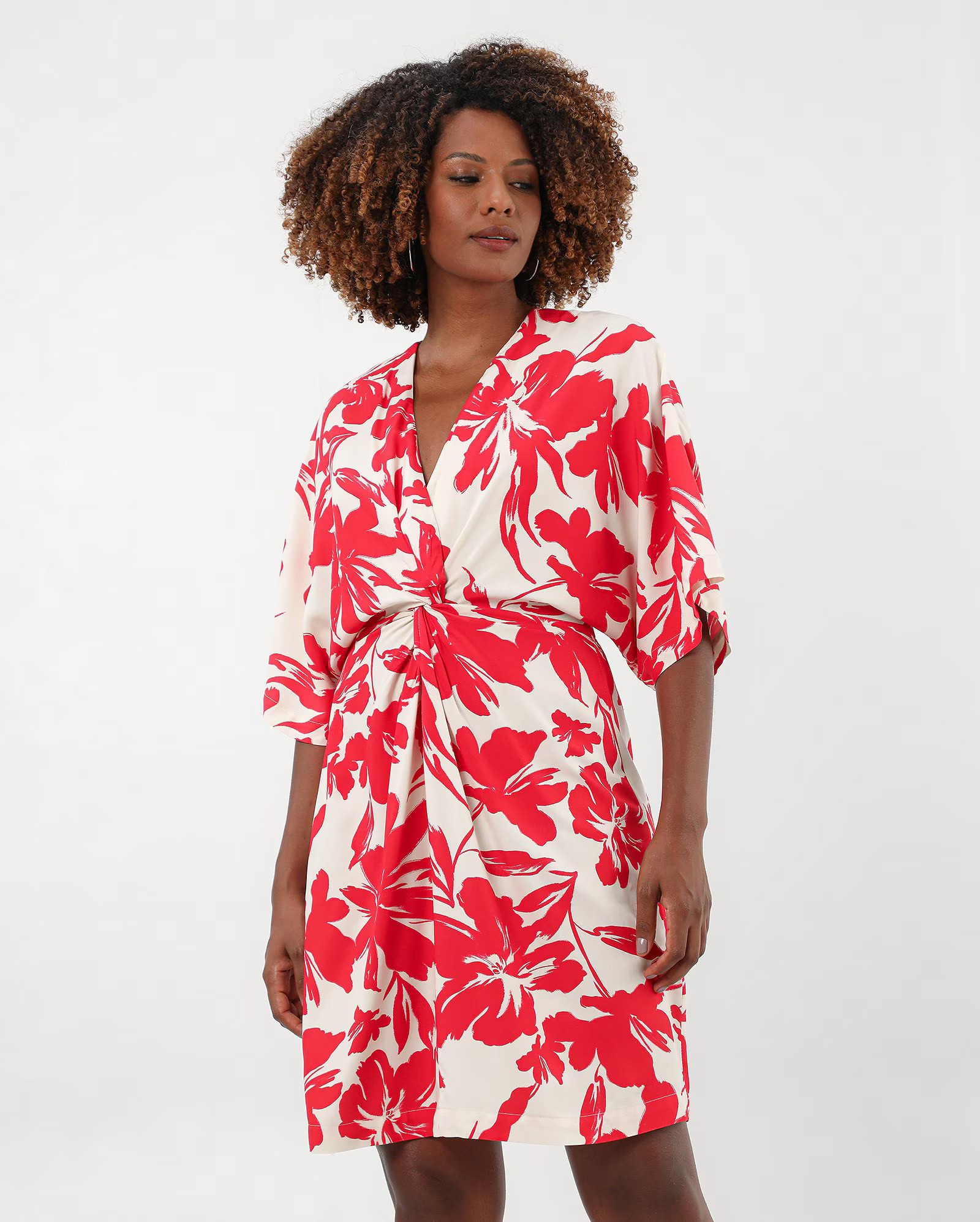 Vestido curto floral com nó vermelho | AK by Riachuelo | Riachuelo (BR)