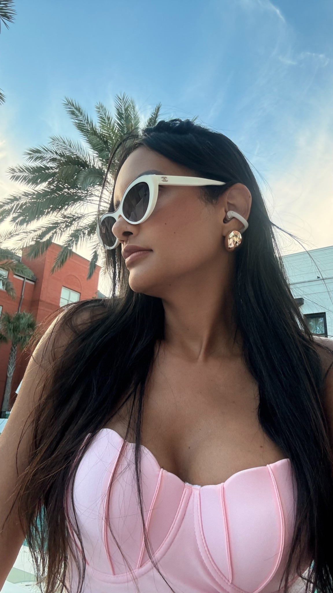 I am completely in love with my new earphones. The color it’s so beautiful.. and this one doesn’t fall from your ears off like the Apple one. #earphones 