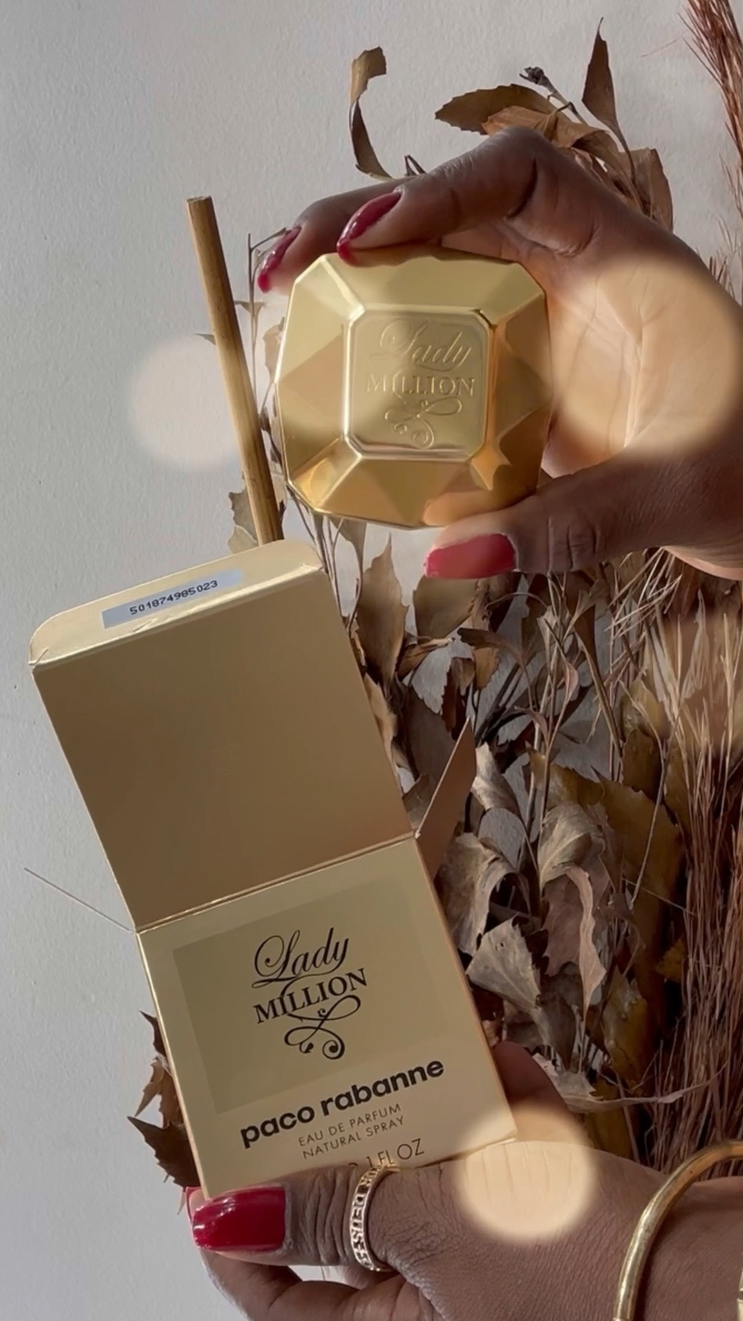 Tudo que você precisa saber sobre esse perfume 👇🏿
Lady Million é um perfume feminino intenso!❤️
Ideal para  uma noite de amor marcante! 🔥
Excesso de atitude, excesso de glamour, excesso de sedução.💋

As notas de topo e de coração florais e cítricas associadas às notas de fundo de mel e patchuli trazem também, um excesso de frescor.

Se você ainda não experimentou esse perfume coloque ele na sua lista🤩 
Salva para consultar isso depois.