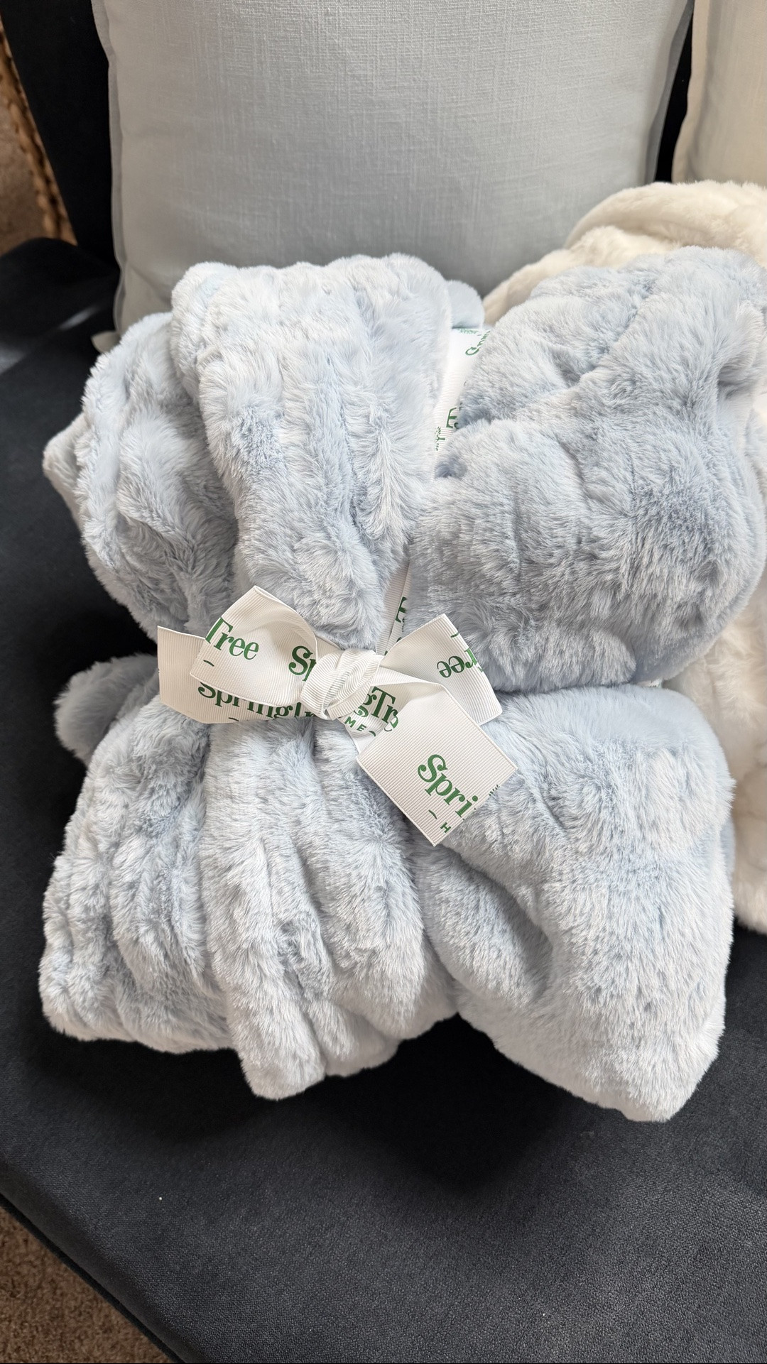 You love the Lola blanket and so do I but this look for less version is giving me everything 🤍 Same cozy chunky luxurious feel, same beautiful aesthetic, and a price tag that is so much easier to say yes to. This is the find we have all been waiting for and I could not be more excited to share it.

#LTKHome #LTKSaleAlert #LTKU