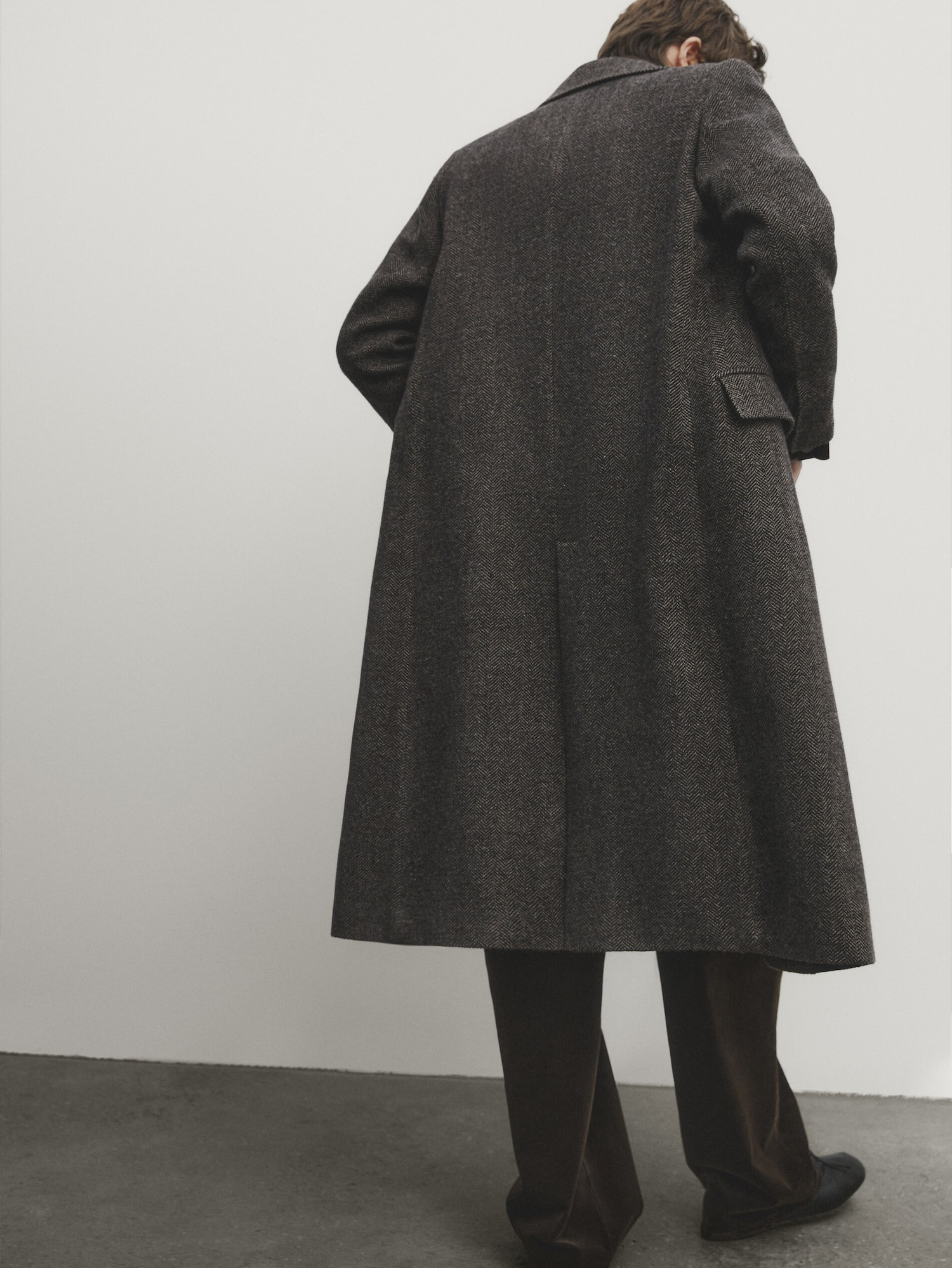 Long double-breasted wool blend herringbone coat | Massimo Dutti UK