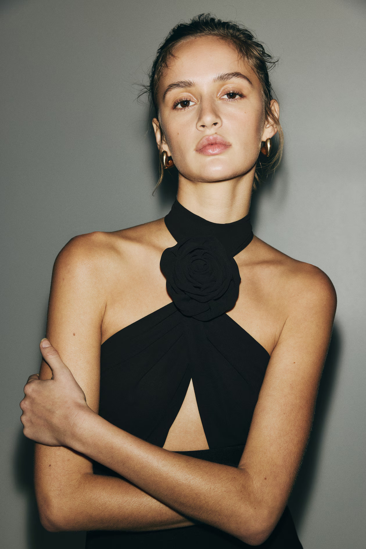 Abito halterneck con rosa applicata | H&M (FR, IT, ES, PT, BE)