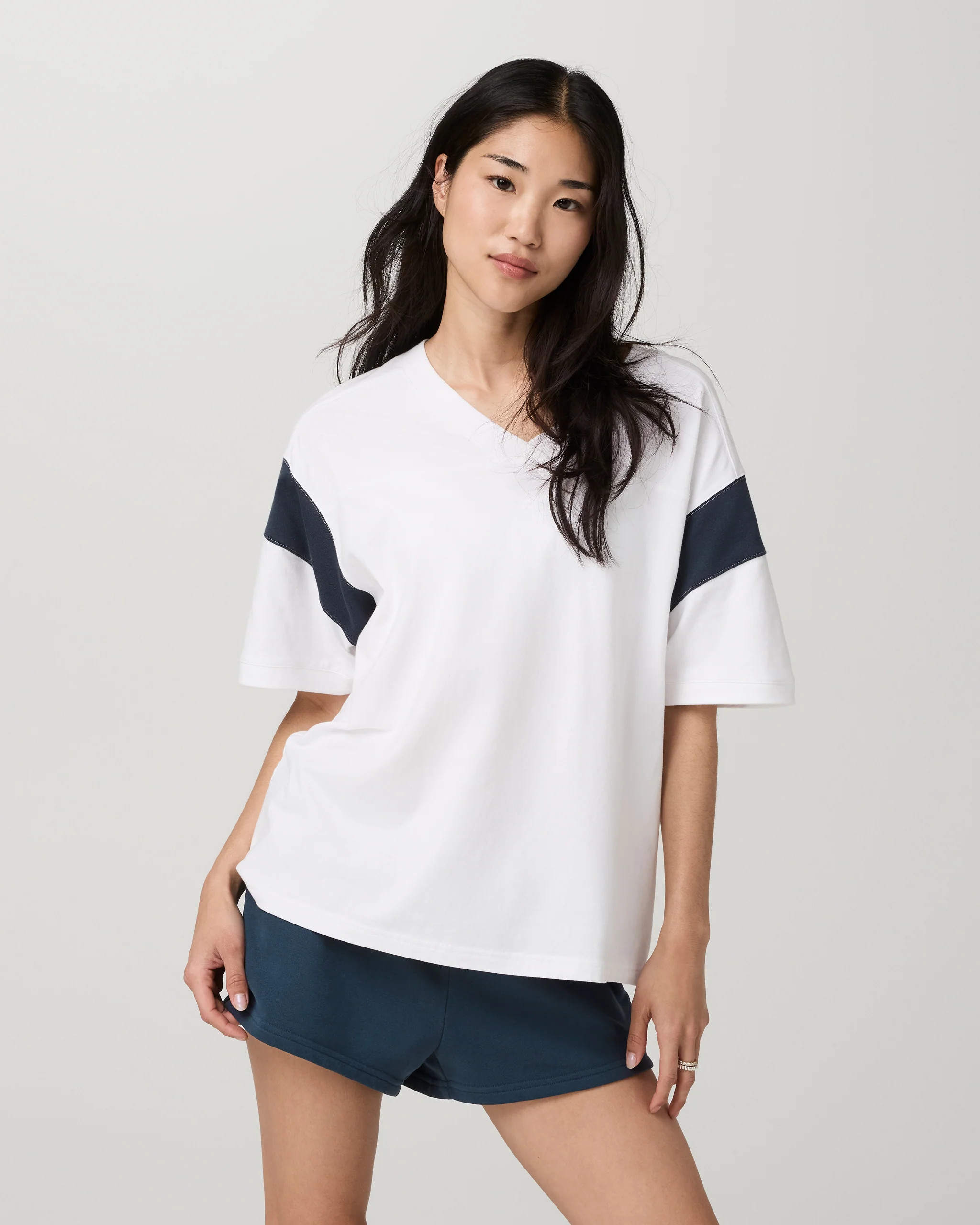 Heavyweight Cotton Varsity Tee – Sporty Women's White Shirt – Vuori | Vuori Clothing (US & Canada)