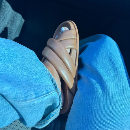 My most worn sandals of 2023…
They definitely live up to the hype. 
#aninebing #lizzieslides #nudesandals#aninebingslides #puffyslides 
