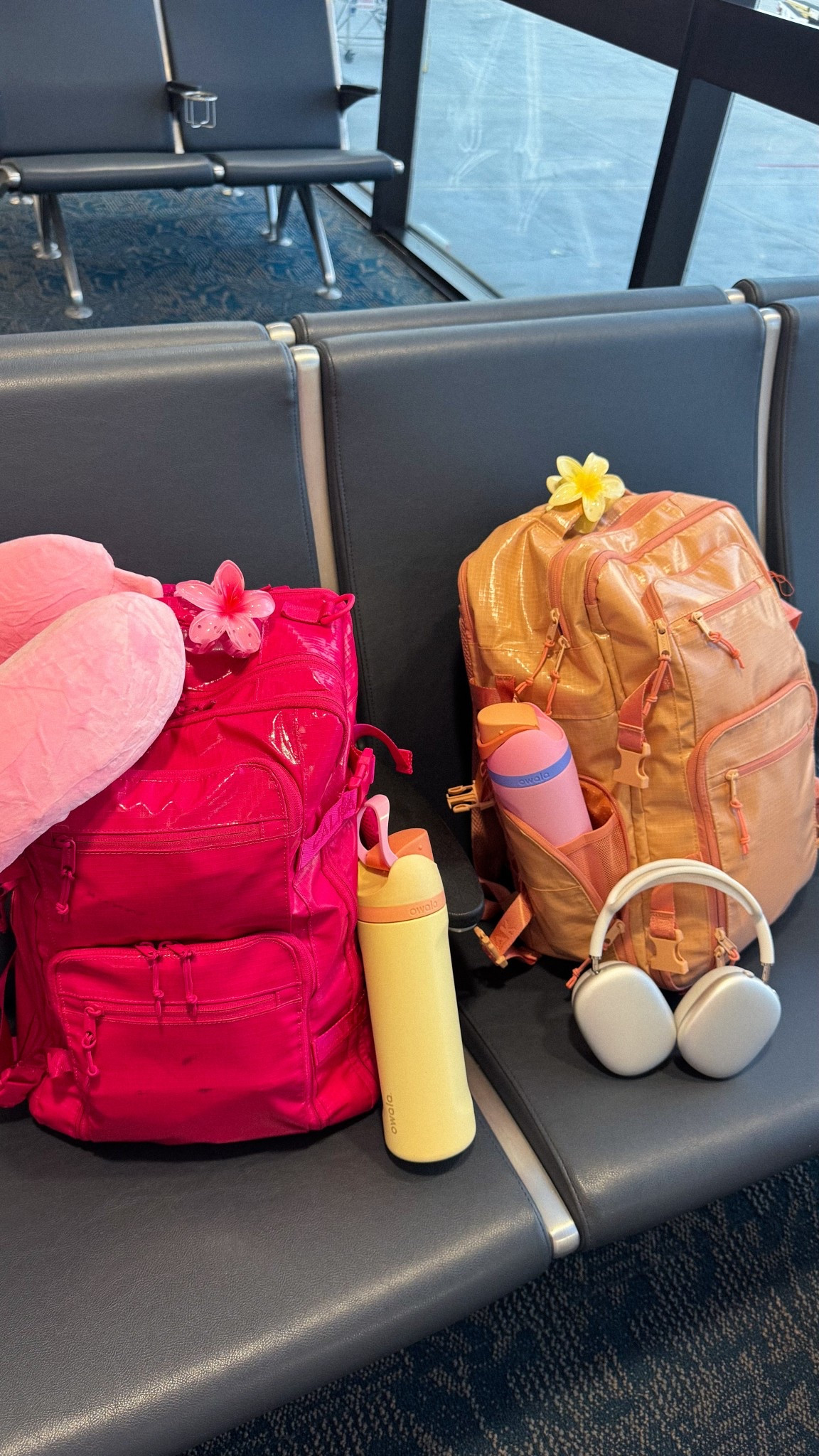 my go to travel backpack 🌺🧡✈️ 