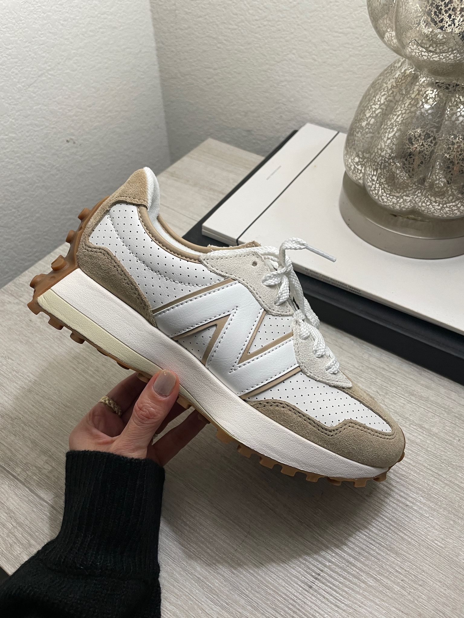 New balance 327 neutral color, back in stock
#newbalance

#LTKshoecrush