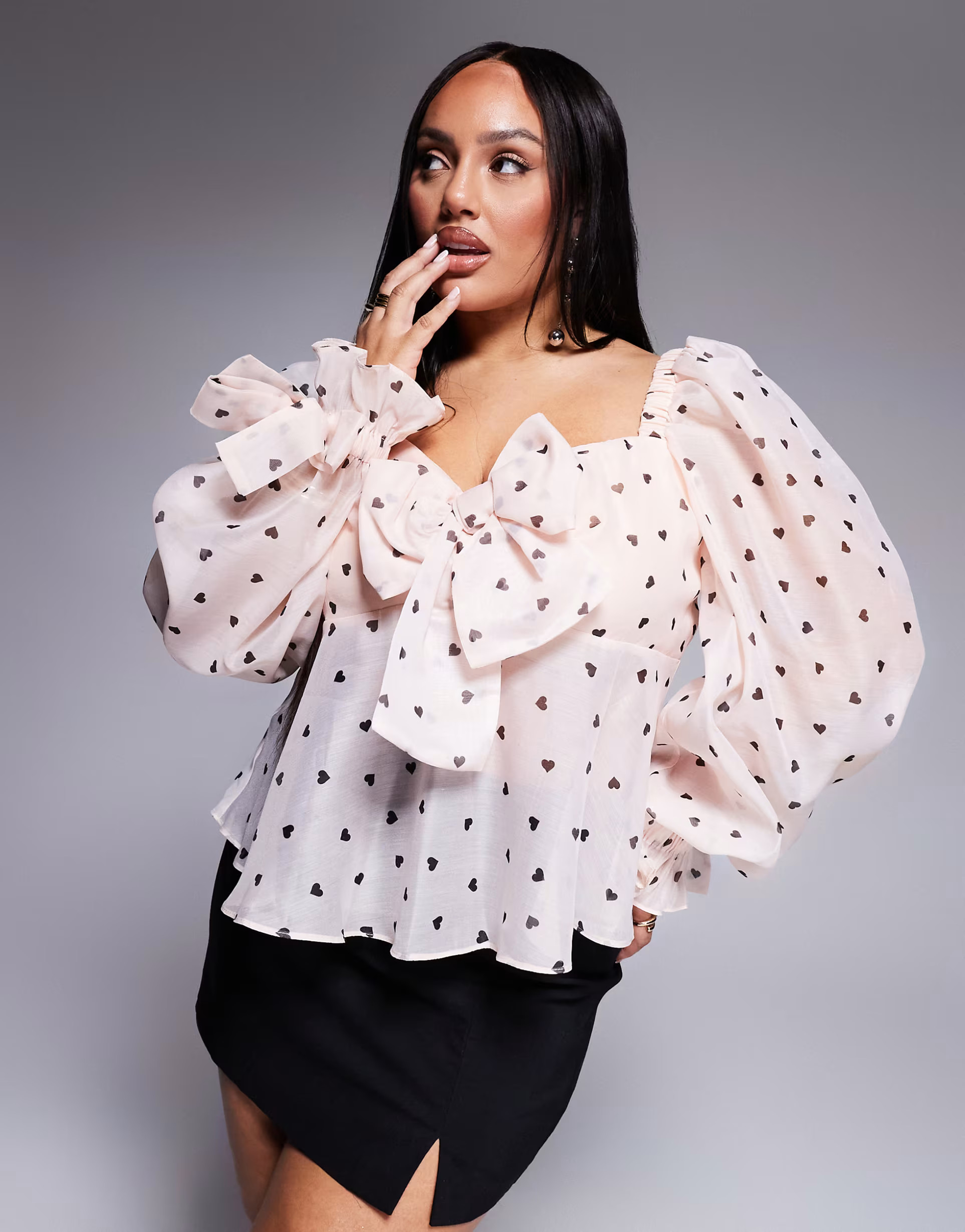 ASOS LUXE Curve – Babydoll-Oberteil in Rosa mit Herzmuster und akzentuierten Blouson-Ärmeln | ASOS (Global)