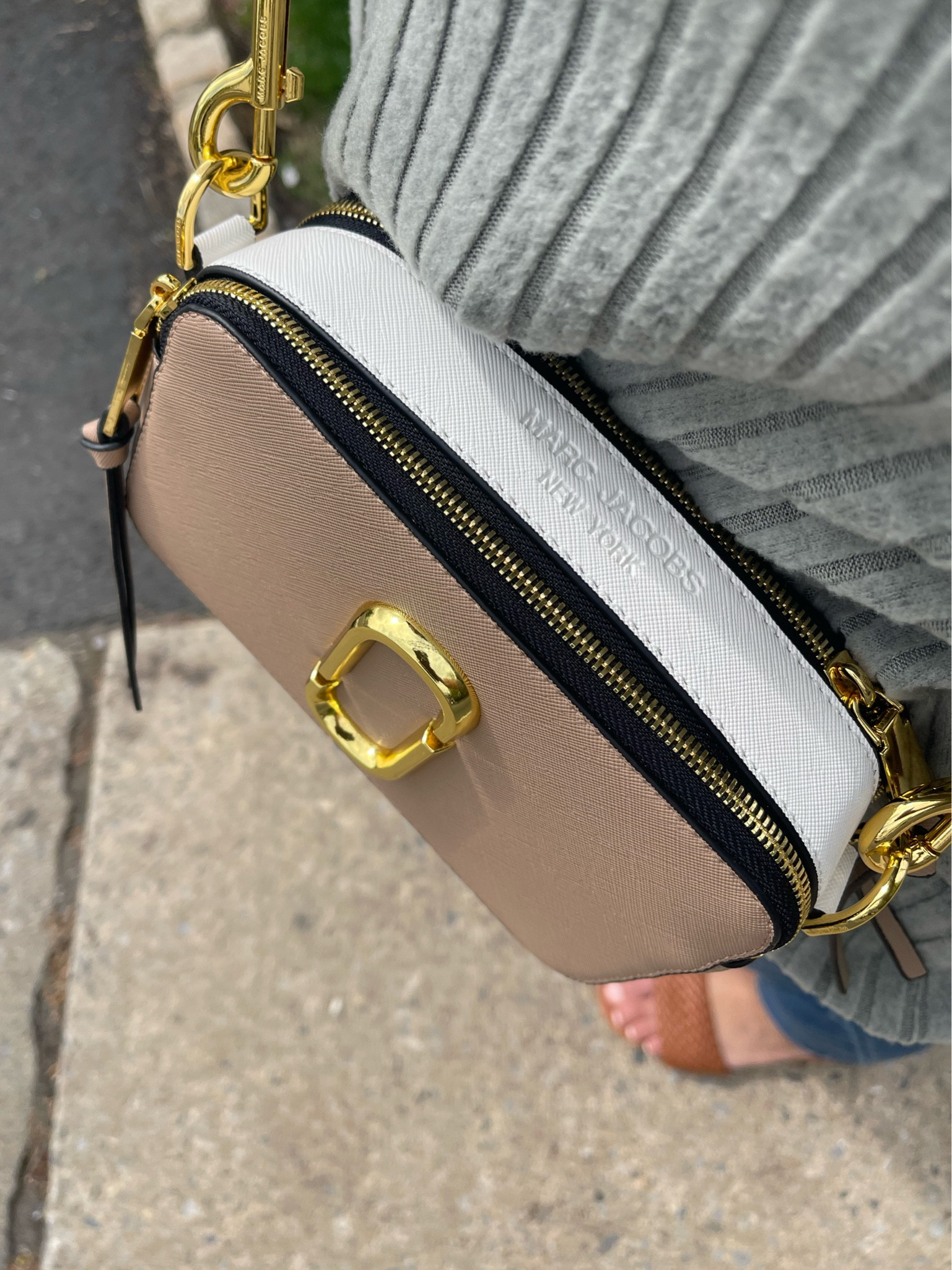 Literally my current favorite, catch me wearing it all summer long ☀️😍😍


Meliscurls, summer style, Marc Jacobs, look for less, designer dupes, DHgate 

#LTKunder50 #LTKGiftGuide #LTKitbag