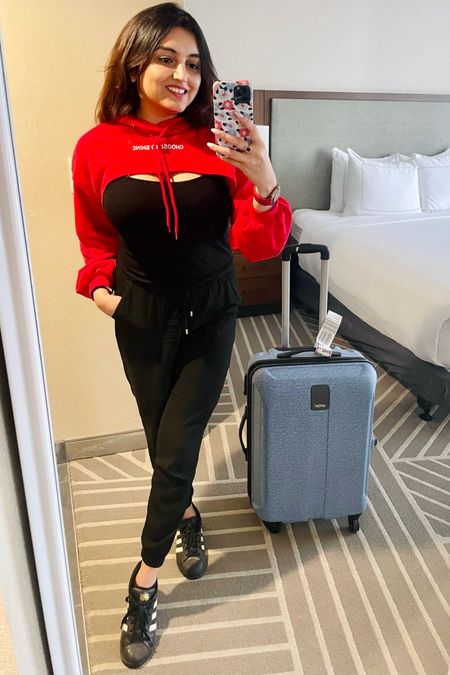 Airport fit check

Black joggers, arm warmers, crop hoodie, airport look, airport fit, airport ootd, ootd, airport outfits, outfit inspo

#LTKstyletip #LTKHoliday #LTKtravel