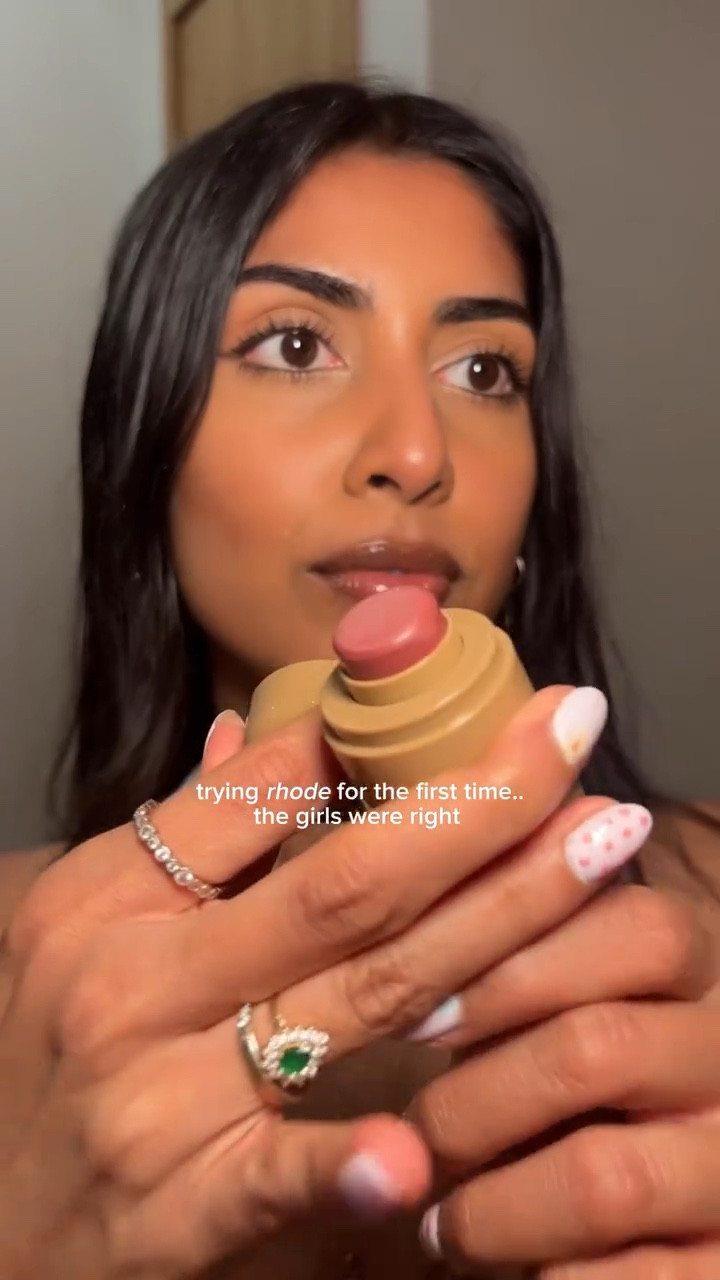I get it now wow so pretty @rhode 
.
.
.
#rhode #lipshape #pocketblush #rhodeblush #haileybieber