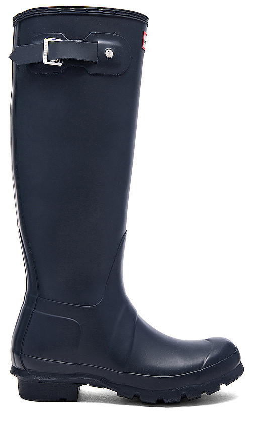 Hunter Original Tall Rain Boot in Navy. - size 10 (also in 5,6,7,8,9) | Revolve Clothing