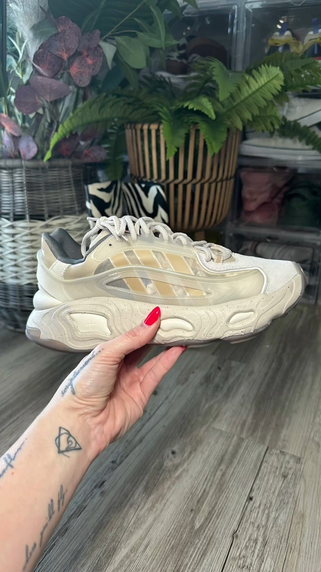 #Ozworld Jawn 👟⚡️ @adidas @adidasoriginals @adidaswomen 😎
.
👟🔥 in Order:
🔹 Oznova • Bliss/Magic Beige/Cloud White
🔷 Ozweego FlipShield • Gray Acid Orange 
🔹 Ozweego (Original) • Linen Green/Dash Gray/Feather Gray
🔷 Ozweego Zip • Green Oxide Gum
🔹 Ozelia (Original) • Off White/Brown 
🔷 Ozweego Celox • Pale Nude/Linen/Light Brown

#LTKshoecrush #LTKFind #LTKstyletip