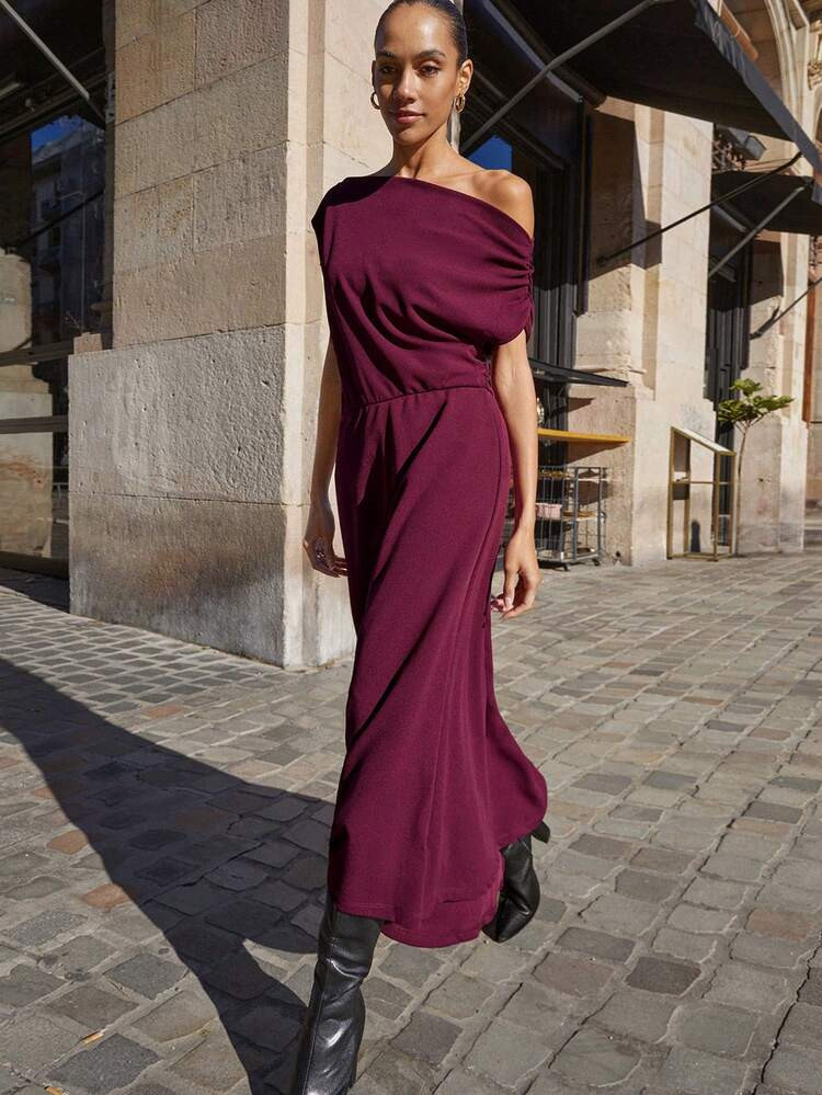 Maija Elegantes Burgunderrotes Sommerkleid Für Frauen, Im Minimalistischen Stil Mit Sexy Asymmetrischen Trägern Und Plissierten Elementen Entworfen, Das Eine Anmutige Und Charmante Ausstrahlung Zeigt. Der Bequeme Stoff Umschmeichelt Den Körper Und Betont Die Feminine Silhouette. Geeignet Als Hochzeitsgast-Kleid Oder Für Verschiedene Formelle Anlässe Und Romantische Dates. Die Raffinierte Burgunderrote Farbe Verströmt Mühelos Eleganz Und Mode, Was Es Zu Einer Idealen Wahl Für Wichtige Sommerereignisse Macht. | SHEIN