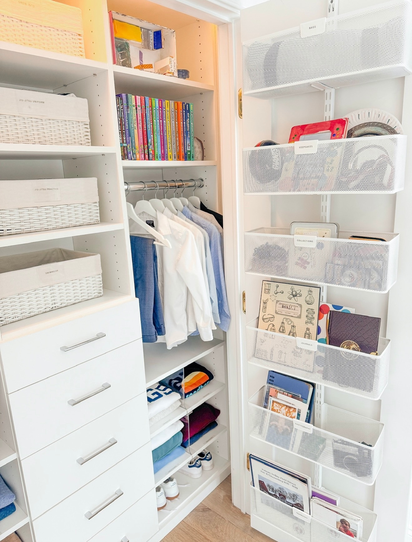 ✨ Transform the back of a door into your secret weapon.
Over-door organizers are not just “extra storage” — they unlock vertical zones you never knew existed.

Use it for:
• Office supplies, mail & stationery
• Cleaning products & toiletries
• Accessories, scarves, hats, belts
• Art supplies, small toys, school stuff

With one simple hanging solution, you reduce visual clutter and gain clear sightlines in your space.

A smart over-door organizer helps you see what’s there, grab what you need, and hide the rest.

Want less chaos, more calm, and more “free” surfaces? This might be one of the easiest upgrades you can make.

#homeorganization #professionalorganizer #homeorganizing #conciergeservices