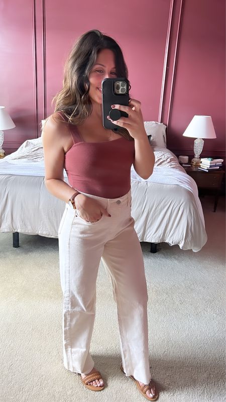Loving these high-waisted wide leg ivory jeans! They’ll carry nicely into Fall too👌🏼

They fit TTS- wearing my usual 4 regular from Old Navy! (I’m 5’6”)

#fallfashion #ivoryjeans #cutecasual
