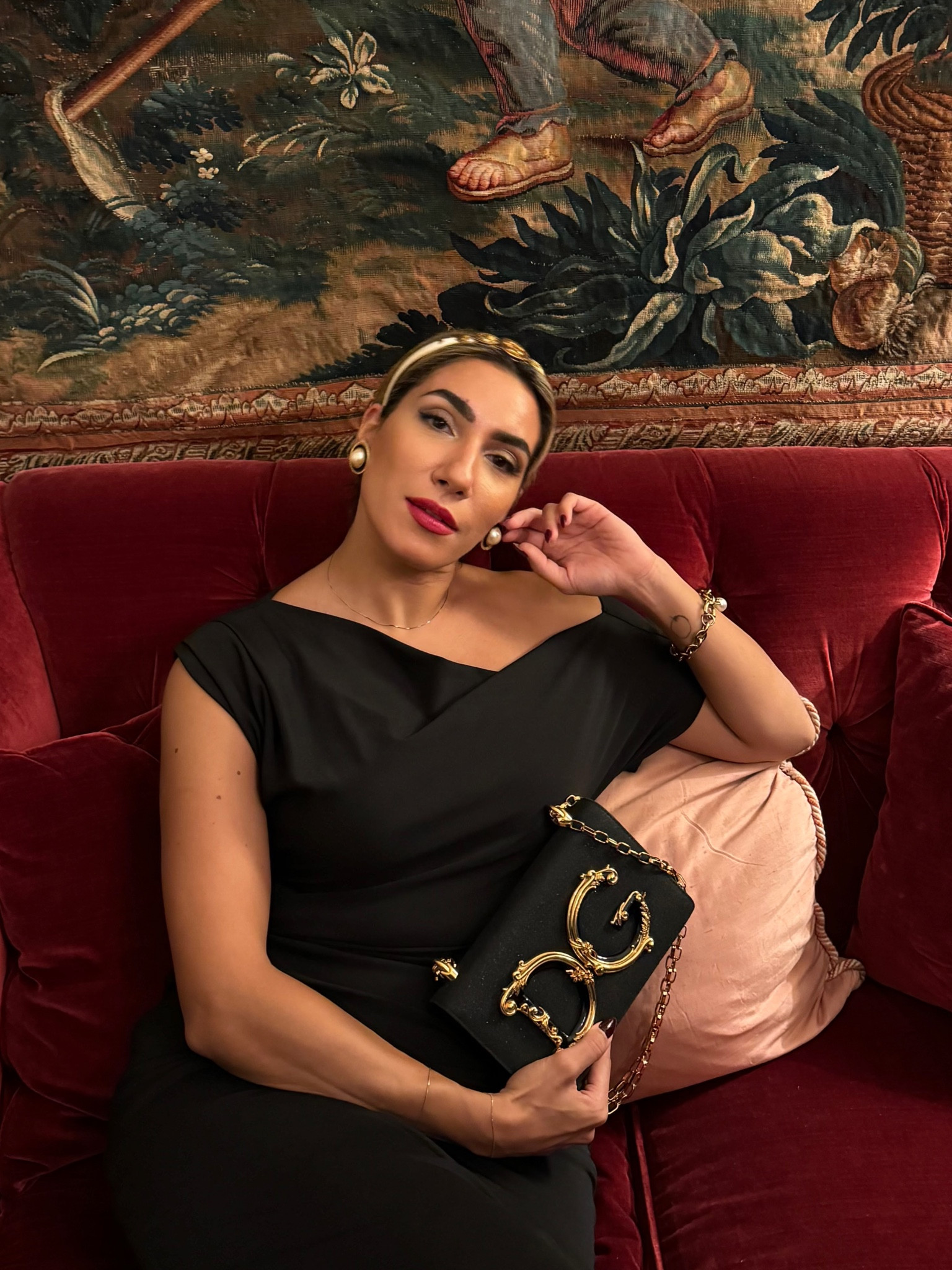 An evening with Dolce & Gabbana 
.
#lbd #littleblackdress #dolcegabbana #lfw #mfw #london #milan #blackeveningbag #eveninglook #headband #blackandgold

#FashionMonth #LTKeurope #LTKpartywear