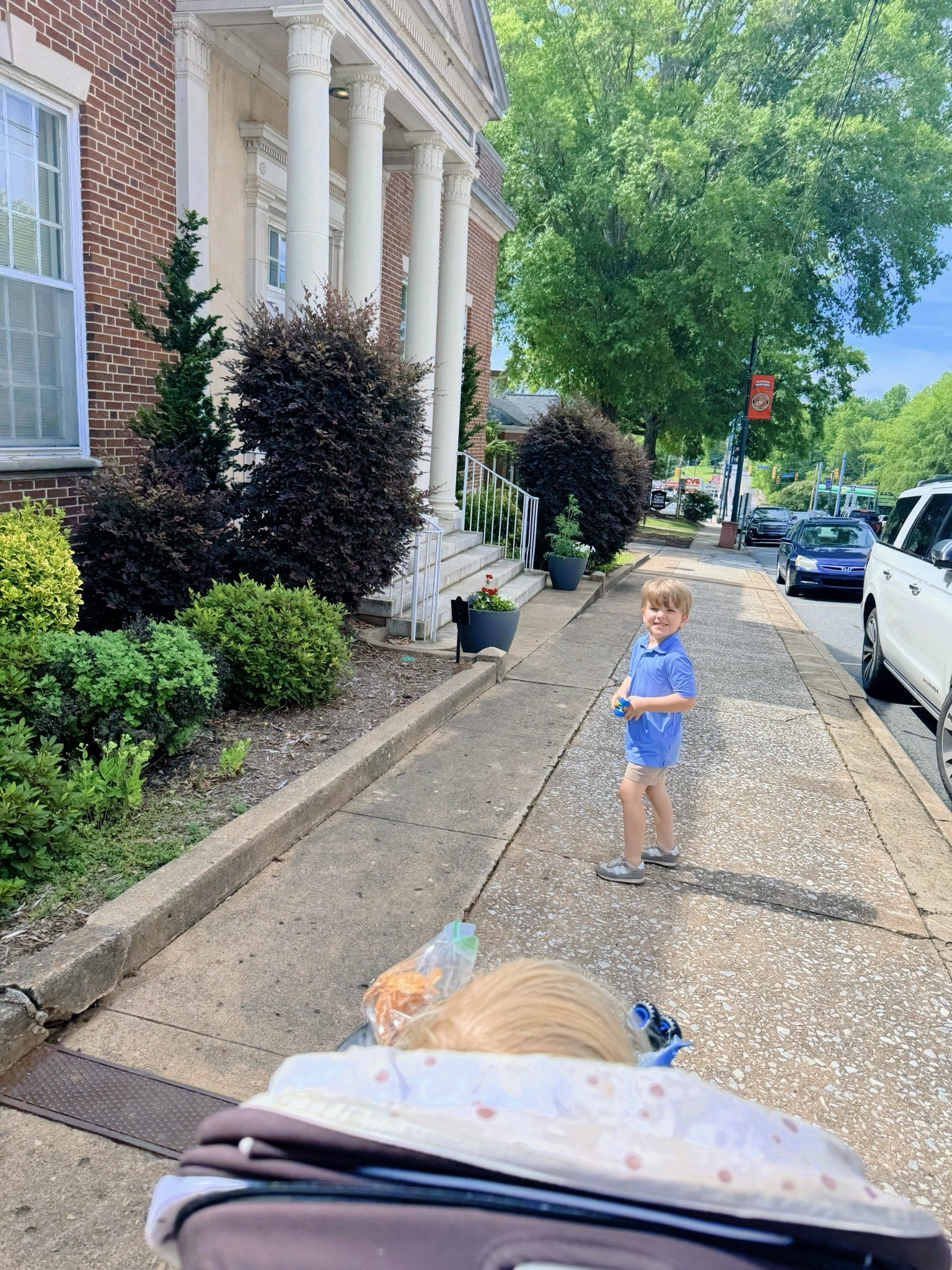 Library 📚 days with friends are the best days!! 🥰 We made it to the little storytime 📖 and then played and picked out more “farm books” 📕 for our homeschool preschool unit, too!! ☺️