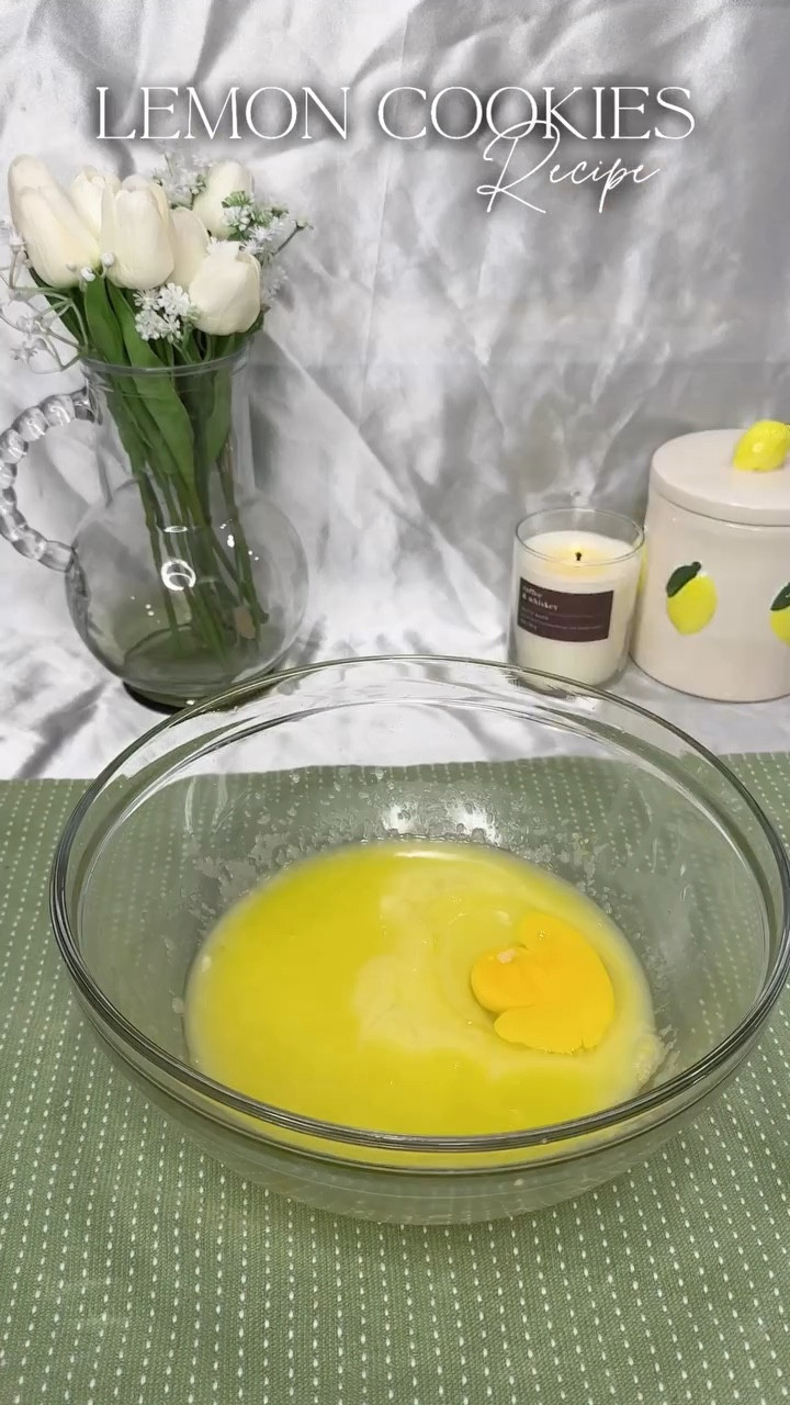 Happy lemon season to all who celebrate🍋
.
#lemoncookies #baking #creamcheesefrosting #lemoncreamcheesecookies #recipe