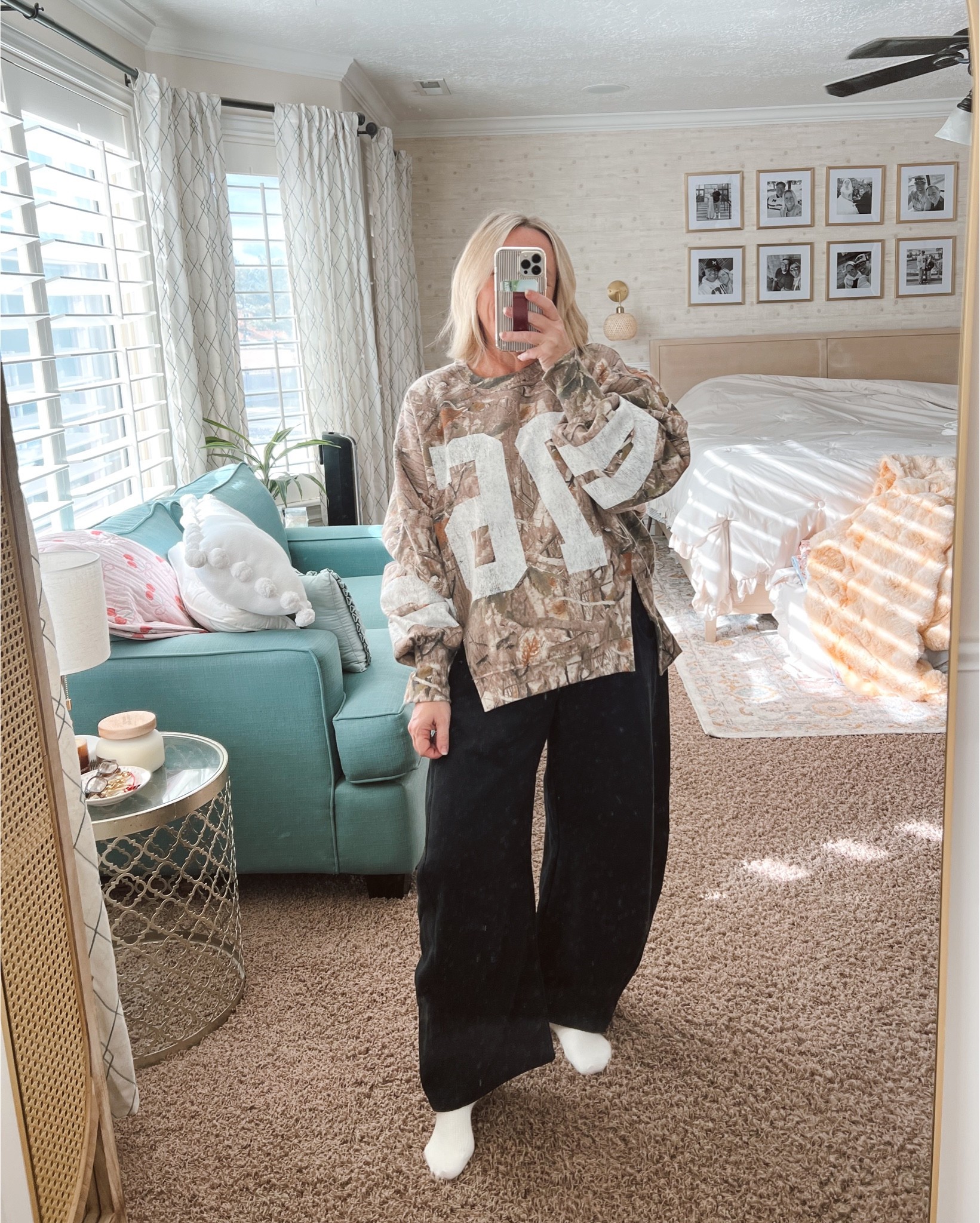 📌work at home, running errands + comfy looks!
.
🖤barrel sweats are my jam…loving these black ones for endless looks!
.


#LTKmomlife #LTKOver40 #LTKMidsize