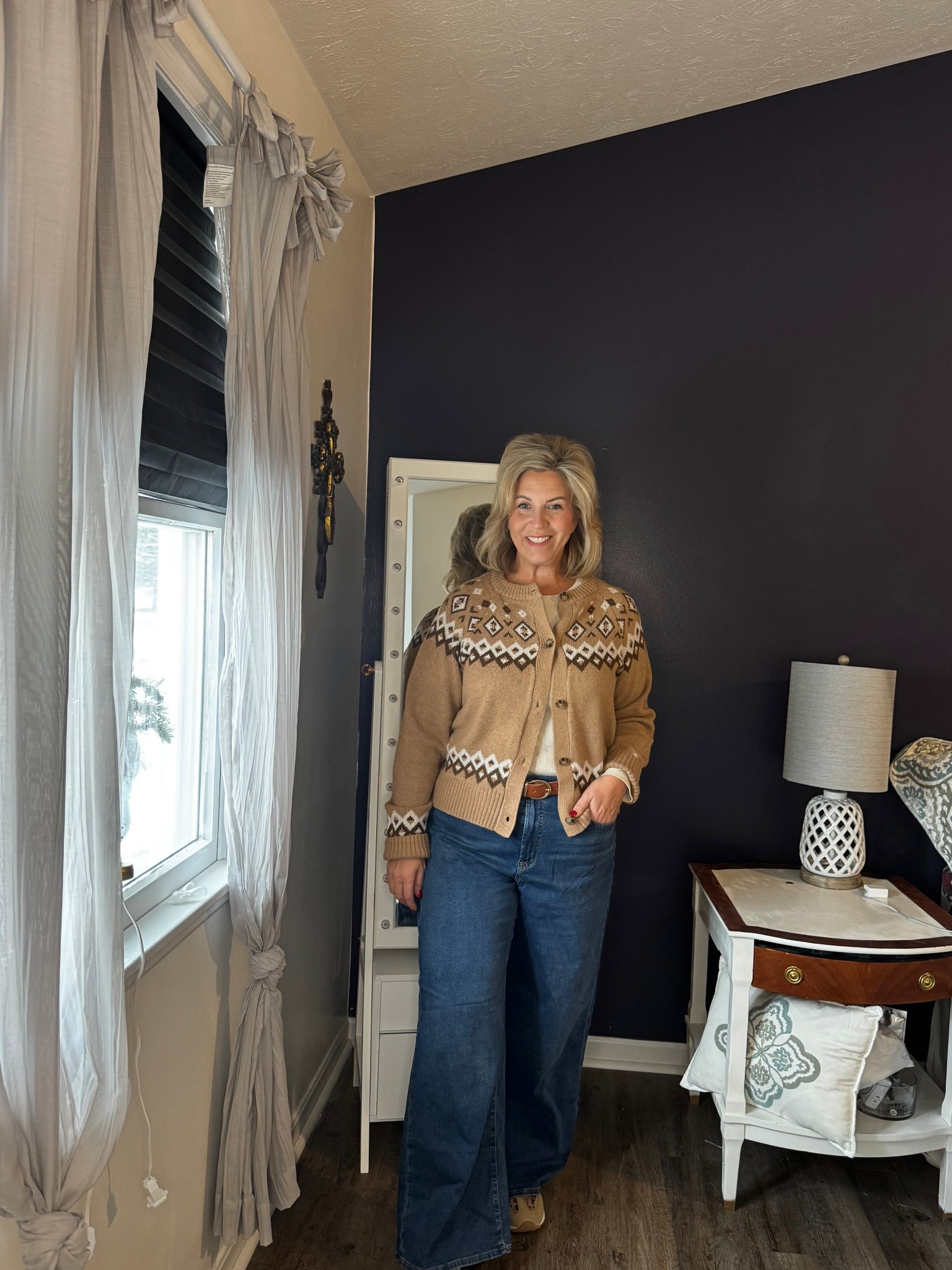 Sweater size large
Long sleeve T size large
Sweat pant jean size medium ( these run large)