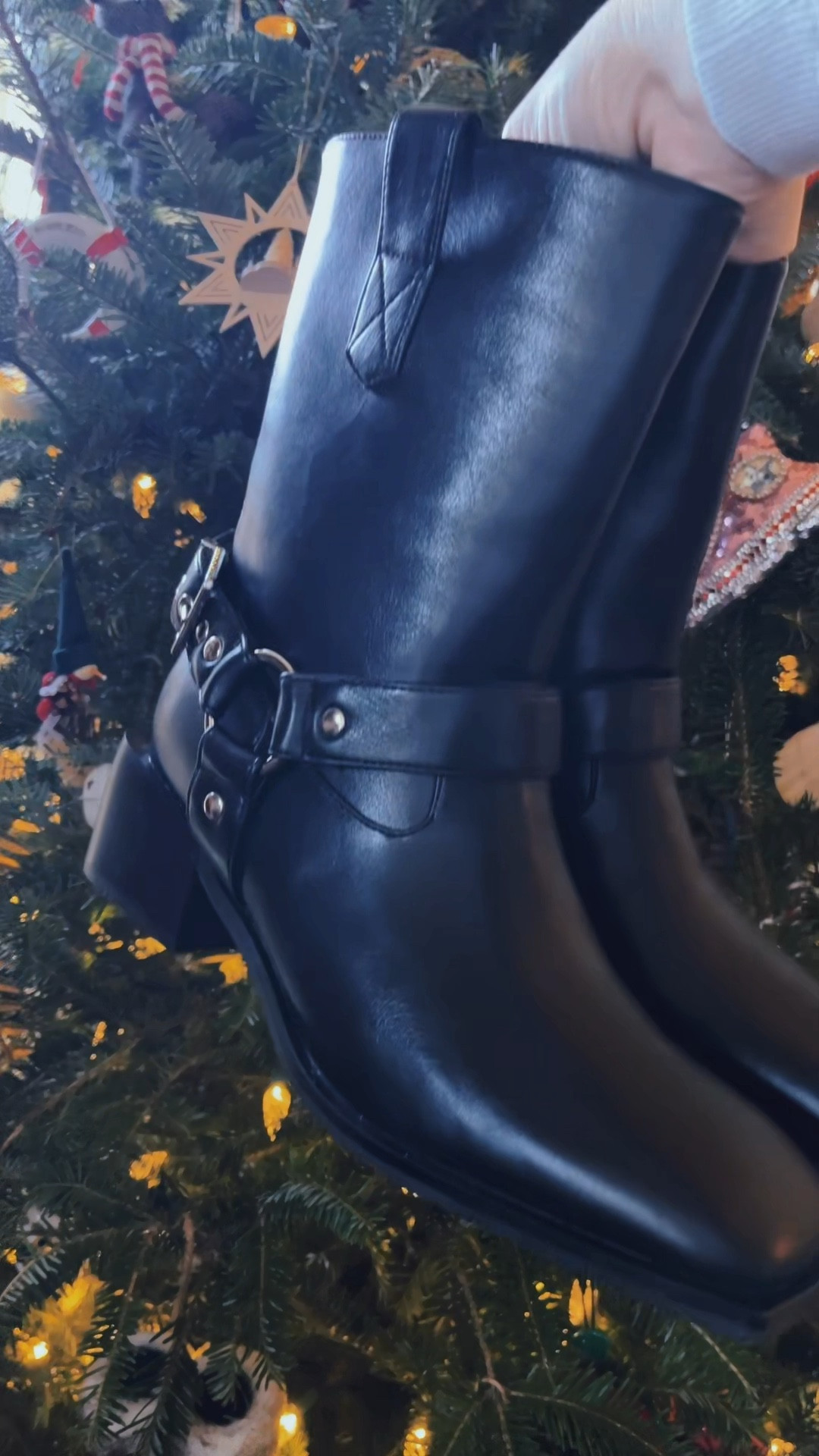  A BUCKLE + A SQUARE TOE = YES. black boots from Amazon 