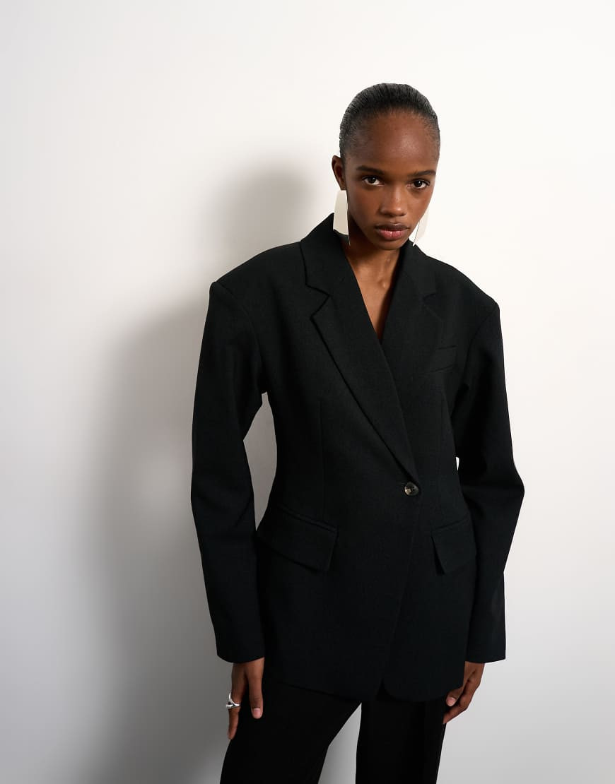 Topshop – Taillierter Blazer in Schwarz mit Schulterpolstern | ASOS (Global)