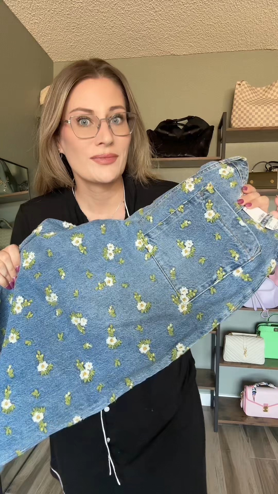 Styling up these stunning floral barrel jeans in a classy way. 
Jeans size 6
Top size M 
Stats 34DDD
5’6 
145lbs 

#LTKStyleTip #LTKFindsUnder100 #LTKItBag